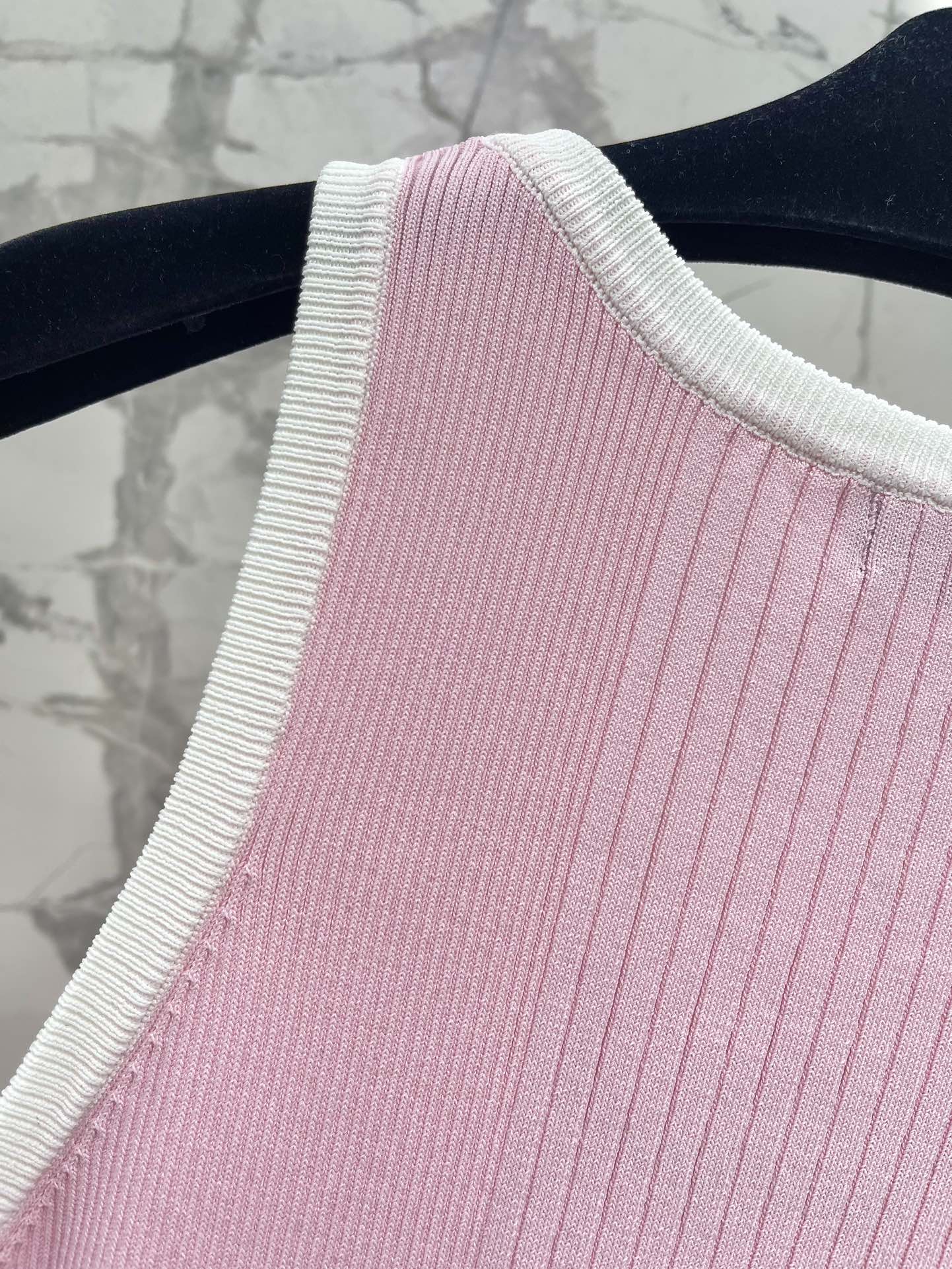 𝗖𝗛𝗔𝗡𝗘*小香25新款coco beach沙滩系列横纹连衣裙

设计真的是太美了！👗😍 横纹的设计，经