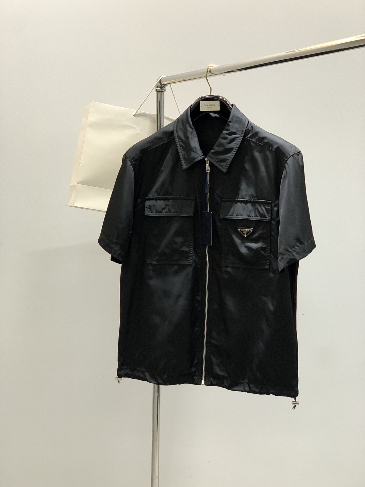 NO:471426,One set, no disassembly, PRADA, the latest products in 2025 summer, available at the same time for counters, fashionable and casual short-sleeved suits, imported original fabrics, extremely complex workmanship, the only channel that can be used as a purchasing agent level, top-level glue printing process letter pattern logo, original hardware and auxiliary materials decoration, extremely high grade, comfortable and versatile, handsome and stylish on the upper body, 4 colors recommendation, code number M-3XL,, prada, prada, T-shirt, alexander wang19860909一套 不拆,PRADA 普拉达,2025夏季最新品,专柜同步有售,时尚休闲短袖套装,进口原版面料,做工极为复杂,唯一可以做代购级别的渠道狠货,顶级印胶工艺字母图案logo,原版五金辅料装饰,档次极高,舒适百搭,上身帅气有型,4色推荐,码数M-3XL,,prada,prada,T-shirt,alexander wang,Men's clothing