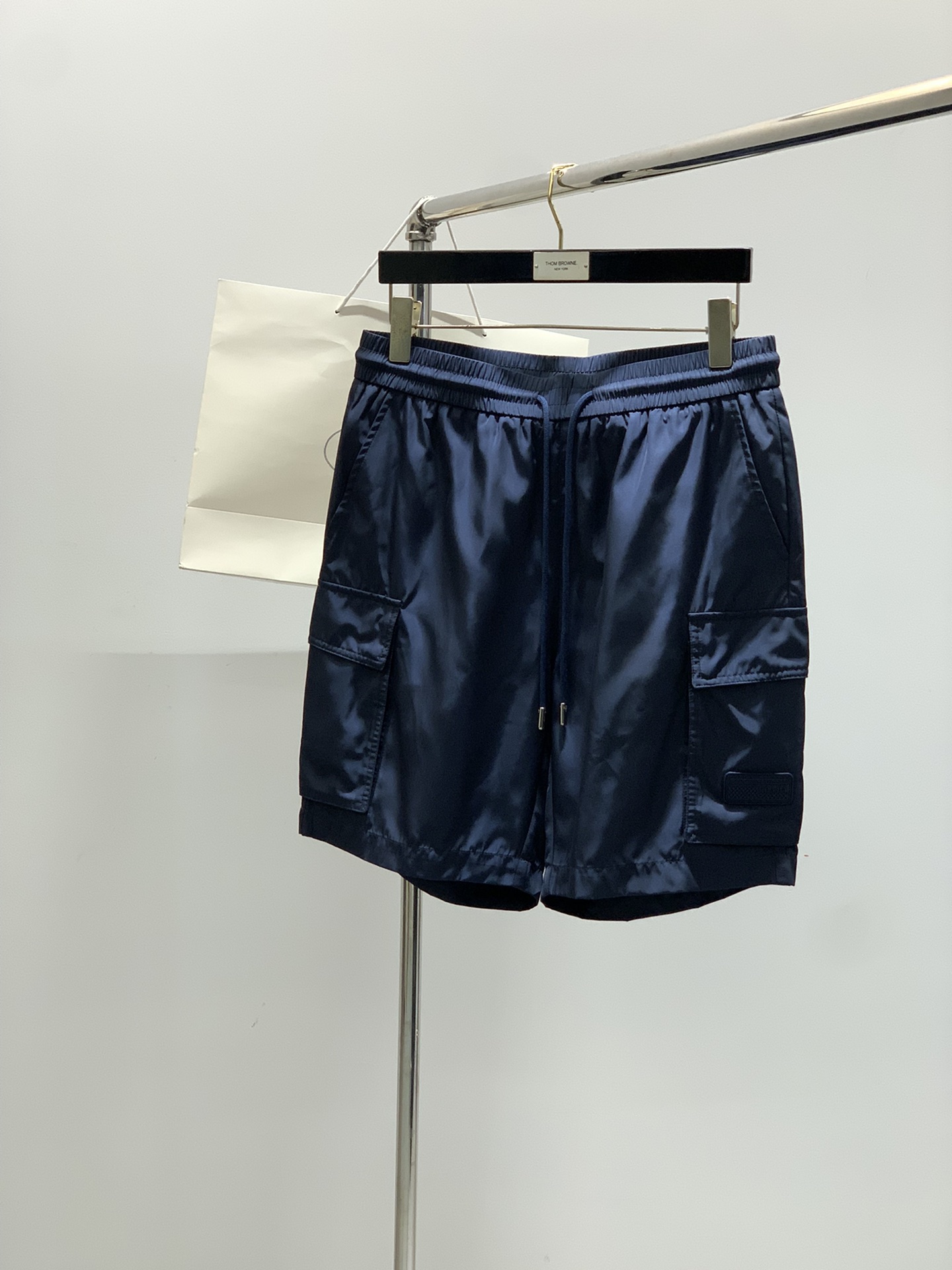 NO:471432,One set, no disassembly, PRADA, the latest products in 2025 summer, available at the same time for counters, fashionable and casual short-sleeved suits, imported original fabrics, extremely complex workmanship, the only channel that can be used as a purchasing agent level, top-level glue printing process letter pattern logo, original hardware and auxiliary materials decoration, extremely high grade, comfortable and versatile, handsome and stylish on the upper body, 4 colors recommendation, code number M-3XL,, prada, prada, T-shirt, alexander wang19860909一套 不拆,PRADA 普拉达,2025夏季最新品,专柜同步有售,时尚休闲短袖套装,进口原版面料,做工极为复杂,唯一可以做代购级别的渠道狠货,顶级印胶工艺字母图案logo,原版五金辅料装饰,档次极高,舒适百搭,上身帅气有型,4色推荐,码数M-3XL,,prada,prada,T-shirt,alexander wang,Men's clothing