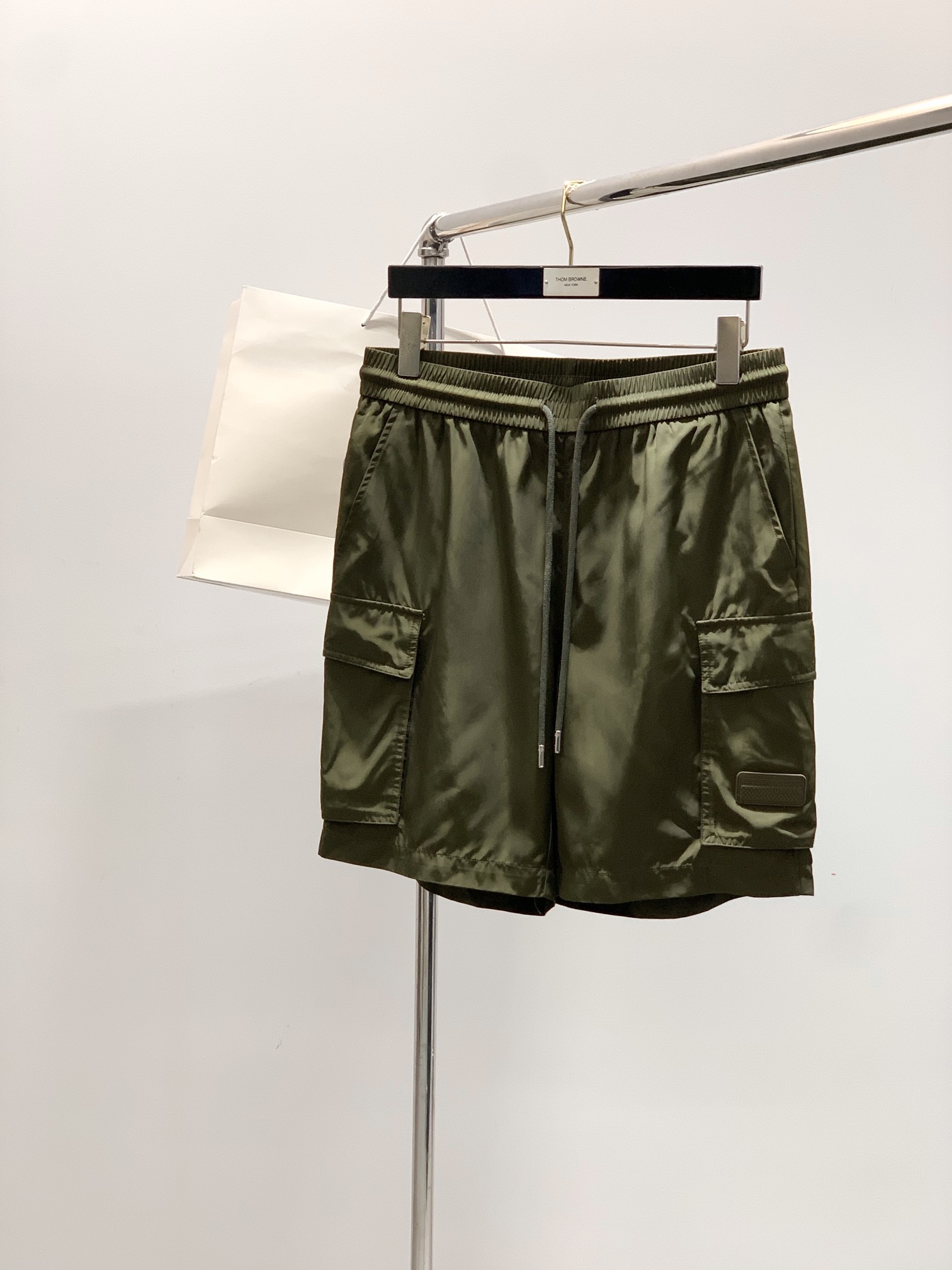 NO:471435,One set, no disassembly, PRADA Prada, the latest products in 2025 summer, available at the same time for counters, fashionable and casual short-sleeved suits, imported original fabrics, extremely complex workmanship, the only channel that can be used as a purchasing agent level, top-level glue printing craft letter pattern logo, original hardware and auxiliary decoration, extremely high grade, comfortable and versatile, handsome and stylish upper body, 4 colors recommendation, code number M-3XL,, prada, prada, T-shirt, alexander wang19860909一套,不拆,PRADA 普拉达,2025夏季最新品,专柜同步有售,时尚休闲短袖套装,进口原版面料,做工极为复杂,唯一可以做代购级别的渠道狠货,顶级印胶工艺字母图案logo,原版五金辅料装饰,档次极高,舒适百搭,上身帅气有型,4色推荐,码数M-3XL,,prada,prada,T-shirt,alexander wang,Men's clothing