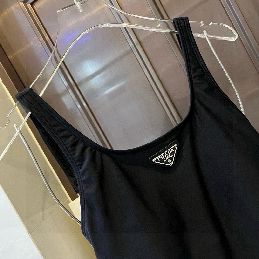 。
PRADA普拉达新款连体泳衣  😍🥰适合多种场景的游泳衣🏊‍♀️海边 游泳池 温泉 水上乐园 漂流都
