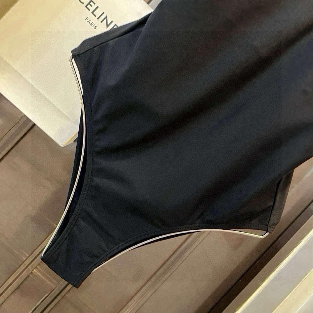 。
PRADA普拉达新款连体泳衣  😍🥰适合多种场景的游泳衣🏊‍♀️海边 游泳池 温泉 水上乐园 漂流都