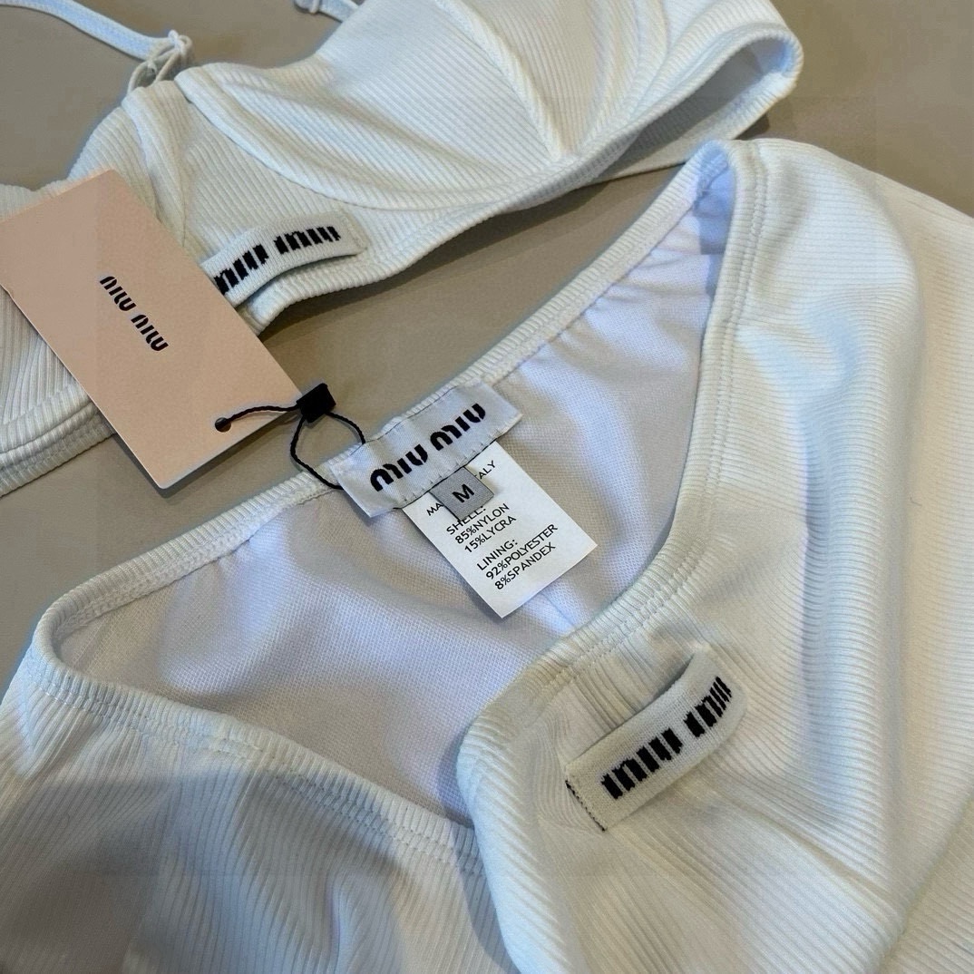 。
MiuMiu缪缪官方新款泳衣比基尼👙，高端定制，S M L XL