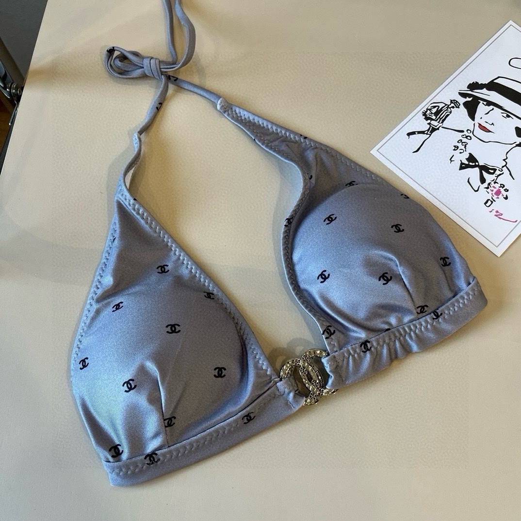 。
Chanel比基尼泳衣  😍🥰适合多种场景的游泳衣🏊‍♀️海边 游泳池 温泉 水上乐园 漂流都可以😌