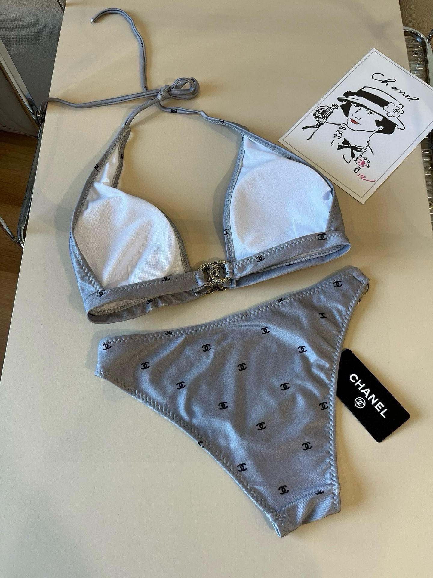 。
Chanel比基尼泳衣  😍🥰适合多种场景的游泳衣🏊‍♀️海边 游泳池 温泉 水上乐园 漂流都可以😌