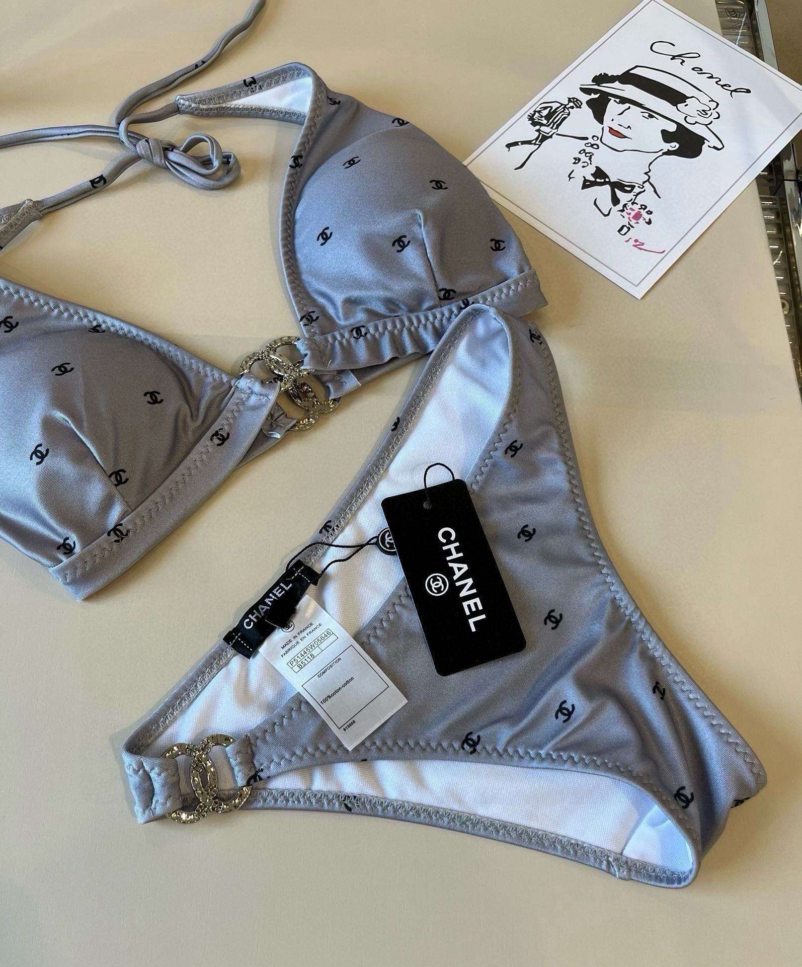 。
Chanel比基尼泳衣  😍🥰适合多种场景的游泳衣🏊‍♀️海边 游泳池 温泉 水上乐园 漂流都可以😌