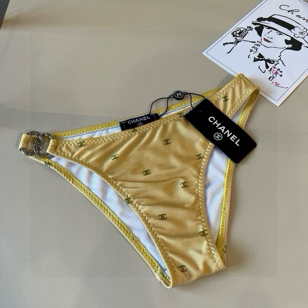 。
Chanel比基尼泳衣  😍🥰适合多种场景的游泳衣🏊‍♀️海边 游泳池 温泉 水上乐园 漂流都可以😌