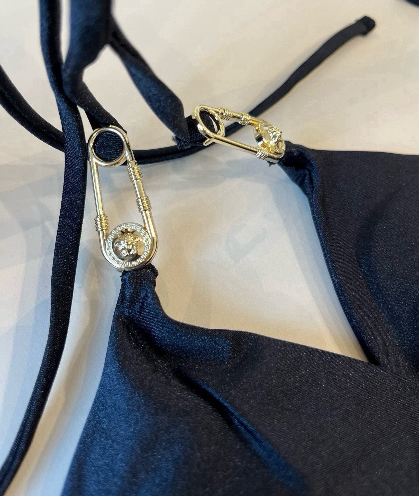 。
范思哲官方新款泳衣比基尼👙，高端定制，S M L XL