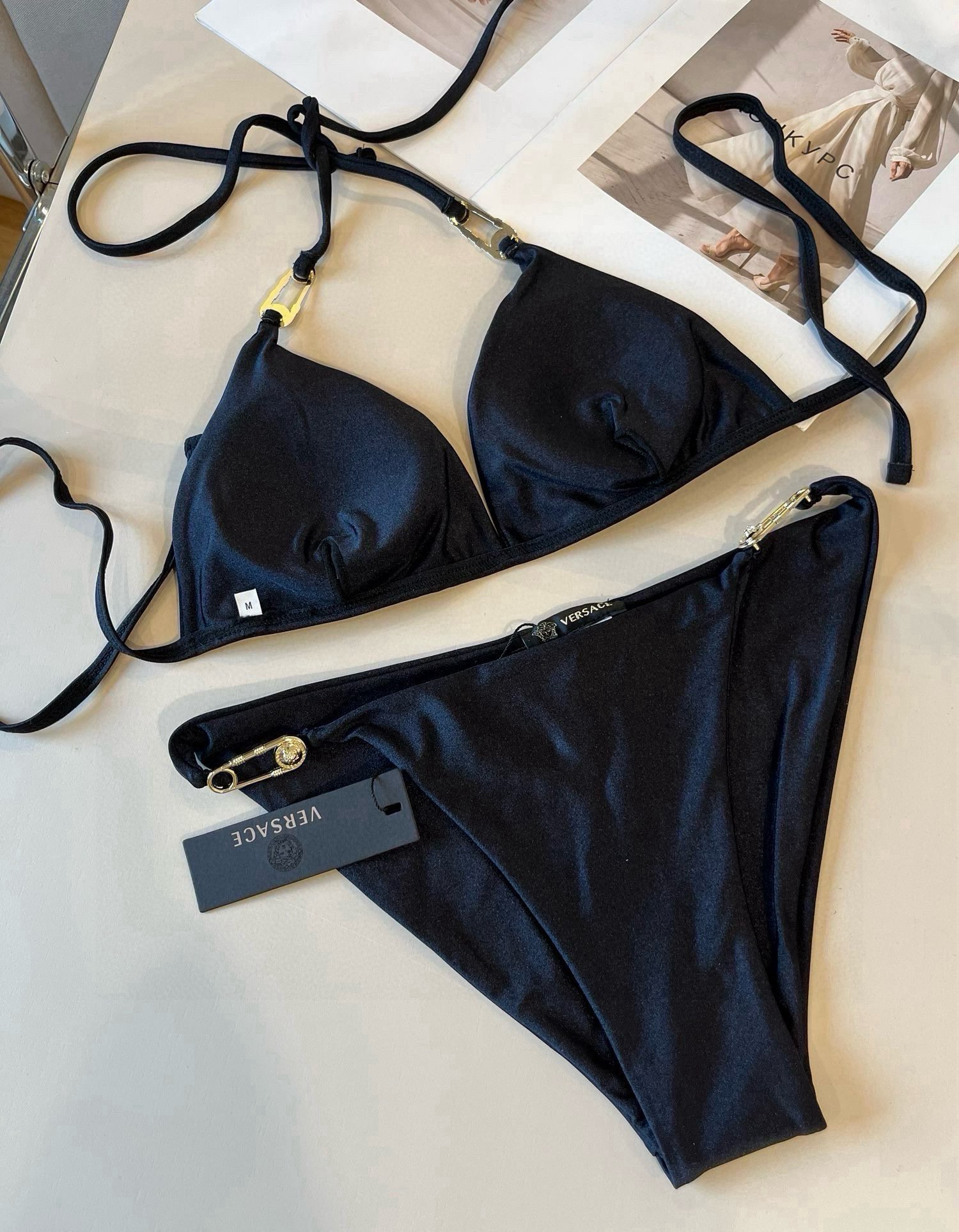 。
范思哲官方新款泳衣比基尼👙，高端定制，S M L XL