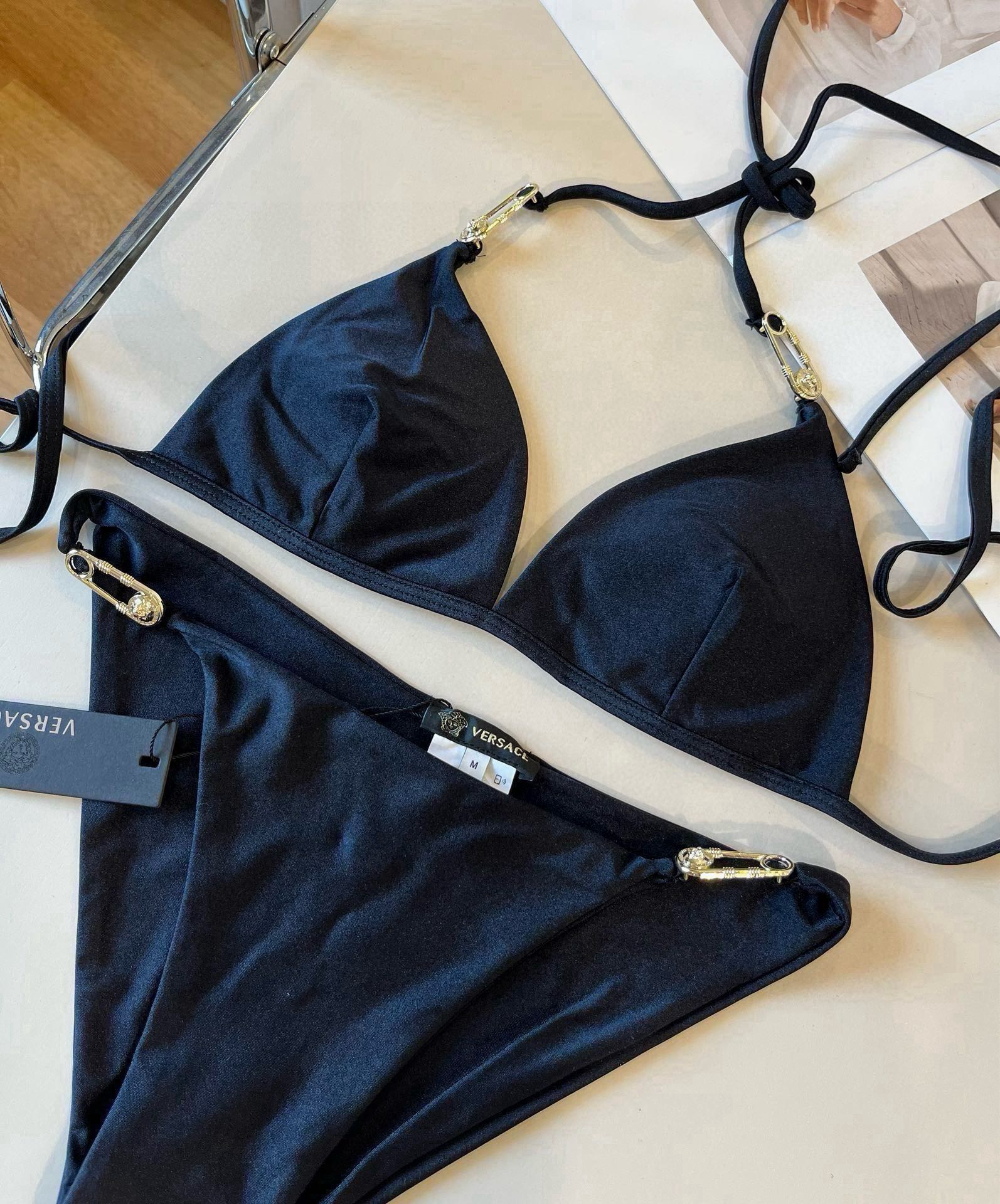 。
范思哲官方新款泳衣比基尼👙，高端定制，S M L XL