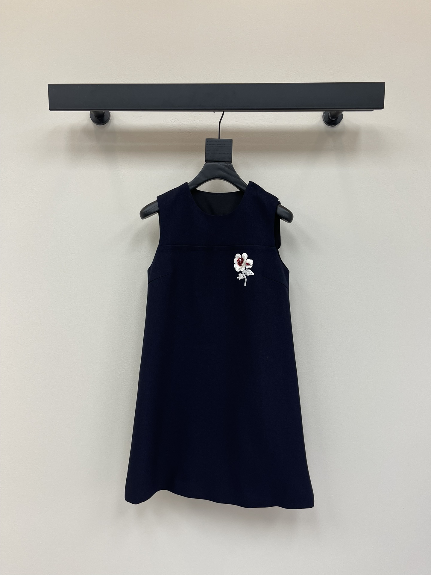 NO:424637,Design 25SS Spring and Summer New Heavy Industry Positioning Beaded Flower Sleeveless Dress Exquisite and Beautiful and Fashionable. Simple and generous cut design. The upper body is super beautiful. The navy blue splicing white is elegant and never out of date. The worsted twill fabric is very high-end. A skirt that shows the collarbone, the waist and the legs are long. Whoever wears it looks good. SML, skirts, alexander wang19860909设计 25SS春夏新品重工定位钉珠花朵无袖连衣裙 精致好看又洋气 简洁大方的裁剪设计版型上身超美 藏蓝色拼接白色优雅永不过时 精纺斜纹面料很高级 一条显锁骨显腰身显腿长的裙子 谁穿谁好看SML,,skirts,alexander wang,Women's clothing