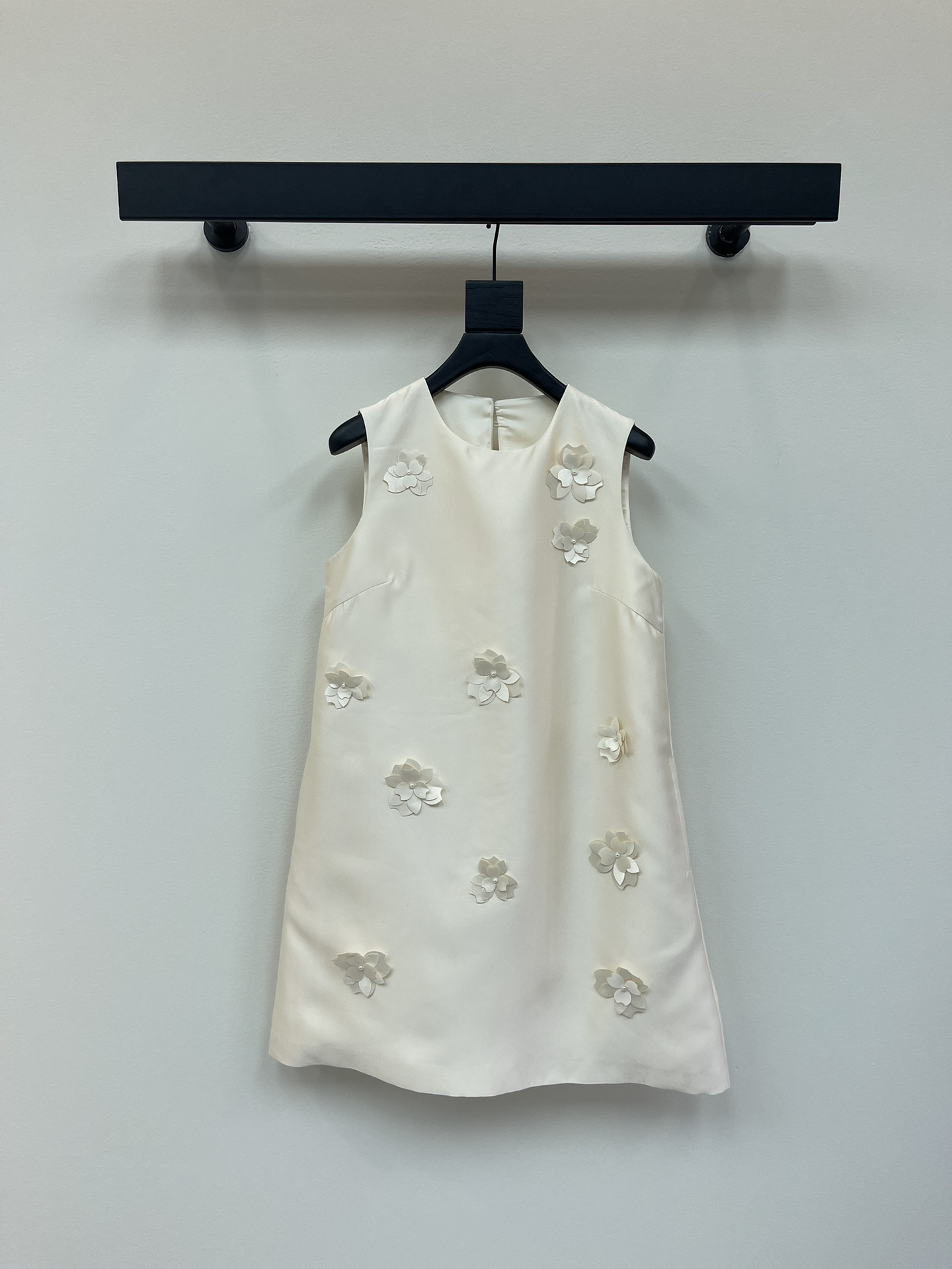 NO:424644,New vest skirt, rose decal, waist-hugging style, layered and single-wearing, and customized imported worsted fabrics are quite spacious and stylish!  Slim and tall!  The chaebol's daughter's temperament can be sweet or salty, and it reduces the style of a girl in her age!  3D three-dimensional tailoring, a must-have item for white and rich beauty. Perfect workmanship and quality depend on details. Strongly keep your own style!  SML, skirts,alexander wang19860909新款背心裙 玫瑰花贴花 收腰版型叠穿单穿都好看,定制进口精纺面料挺阔有型！显瘦又高挑！财阀千金气质可甜可盐,减龄少女风！3D立体剪裁,白富美必备单品.完美做工品质看细节.强烈自留款！ SML,,skirts,alexander wang,Women's clothing