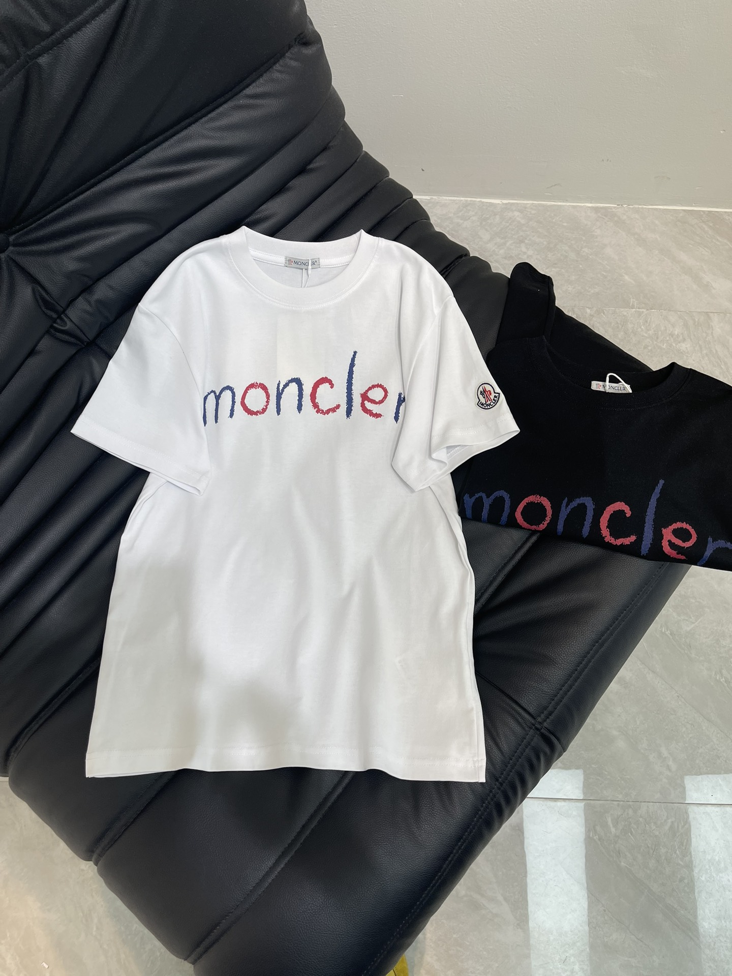 NO:423046,Mon* 25 Spring and Summer New Colorful Letter Short Sleeve T-shirt!  Imported pure cotton fabric, the classic style is versatile and not picky, and the upper body is very beautiful!  SML, Moncler, T-shirt,tees, t-shirt,alexander wang19860909Mon*蒙口25春夏新款彩色字母短袖T恤！进口纯棉面料,经典版型百搭不挑人,上身非常漂亮！SML,,Moncler,T-shirt,tees，t-shirt,alexander wang,Women's clothing