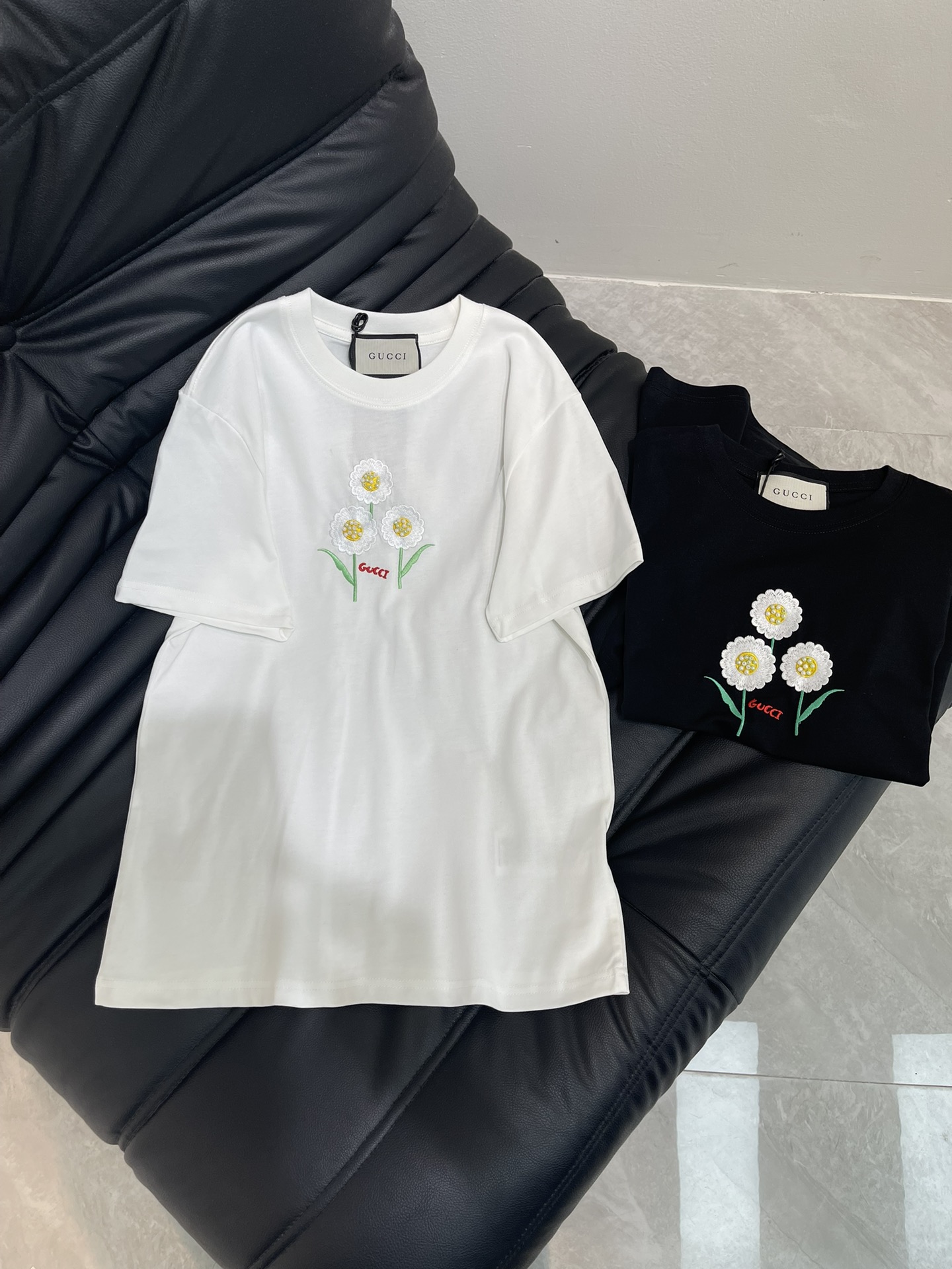NO:423056,Gucc*25 spring and summer new sunflower embroidered beaded short-sleeved T-shirt. Imported pure cotton fabric, classic slightly loose style, versatile and not picky, and the upper body is very beautiful!  SML, gucci, T-shirt,tees,t-shirt,alexander wang19860909Gucc*25春夏新款向日葵刺绣钉珠短袖T恤.进口纯棉面料,经典微宽松版型百搭不挑人,上身非常漂亮！SML,,gucci,T-shirt,tees，t-shirt,alexander wang,Women's clothing