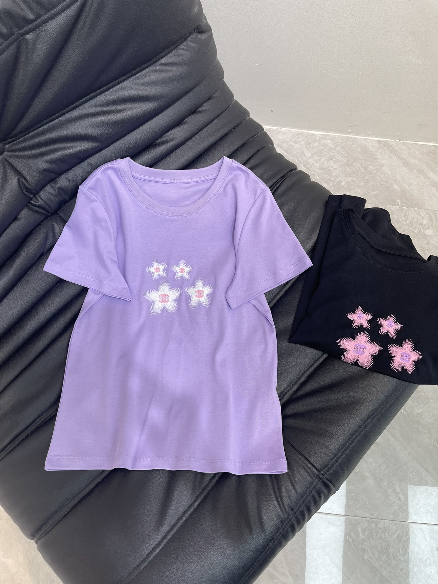 NO:423062,Chanel embroidered five-pointed star logo letter pattern T-shirt!  Highly recommend hot selling!  Workmanship quality depends on details Purple and black SML, chanel,tees, t-shirt,alexander wang19860909Chanel绣花五角星logo字母图案T恤！强烈推荐热卖款！做工品质看细节 紫 黑 SML,,chanel,tees，t-shirt,alexander wang,Women's clothing