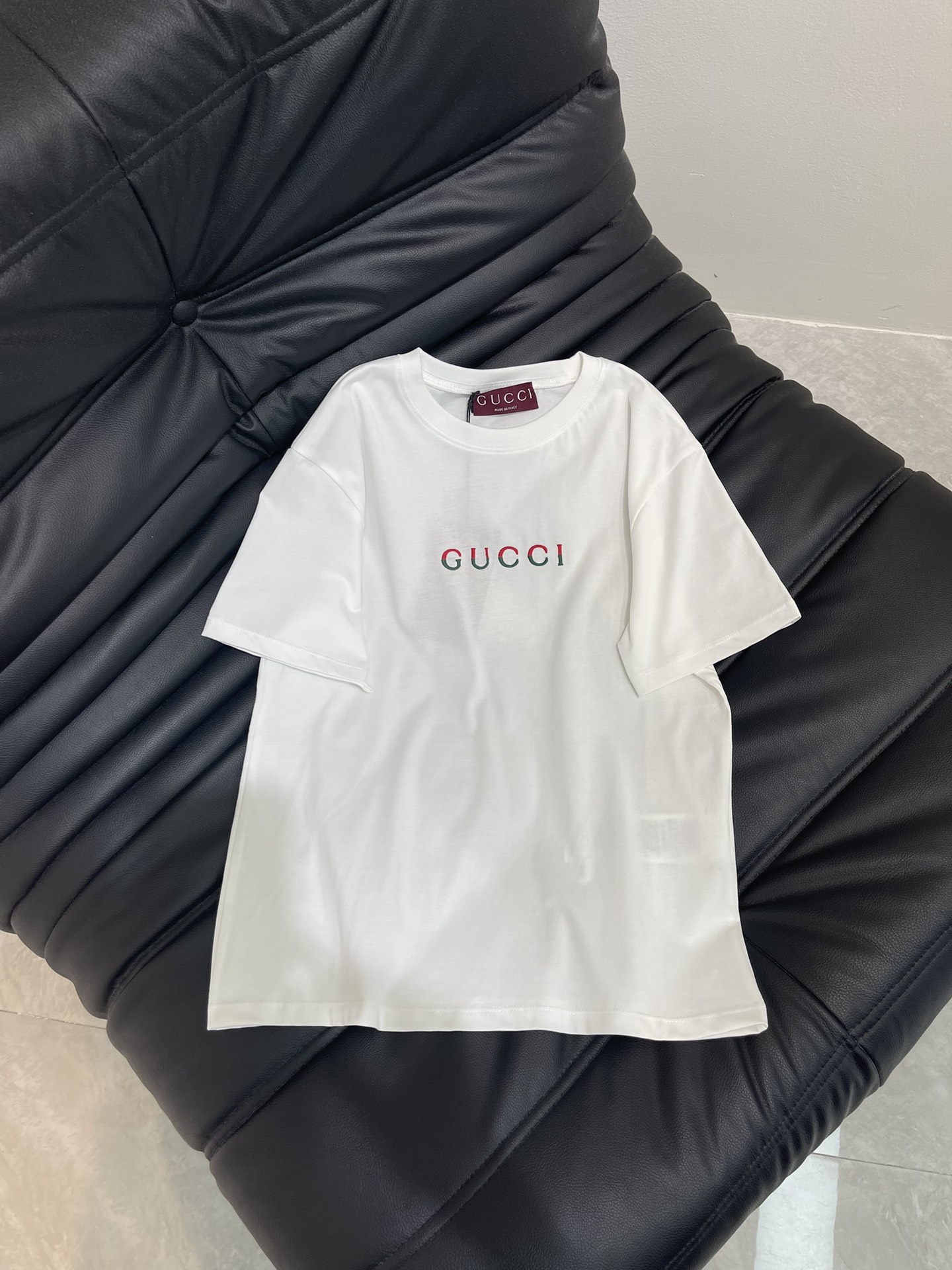 NO:423068,Exclusive first-time GU25 spring and summer new style, round neck embroidered letters, customized YB mercerized cotton material, breathable and comfortable, full texture, slim short-sleeved T-shirt cut, highlighting the brand's style, made of gram-weight pure cotton, slightly elastic, giving a slim visual effect, centered chest embroidery technology restores the two-color spliced ​​letter logo, the brand's own fashion sense is instantly created, creating an age-reducing style, and the inner wear is brilliant and fashionable SML, T-shirt,tees, t-shirt,alexander wang19860909独家首发GU25春夏新款 圆领刺绣字母 定制YB丝光全棉材质 透气舒适 质感十足 修身短袖T恤裁剪 凸显品牌格调 采用克重纯棉制成 略带有弹力 呈现显瘦视觉效果 居中胸前刺绣工艺还原双色拼接字母徽标 品牌自带的时尚感立现 随心打造减龄风格 单穿内搭都出彩时髦 SML,,T-shirt,tees，t-shirt,alexander wang,Women's clothing