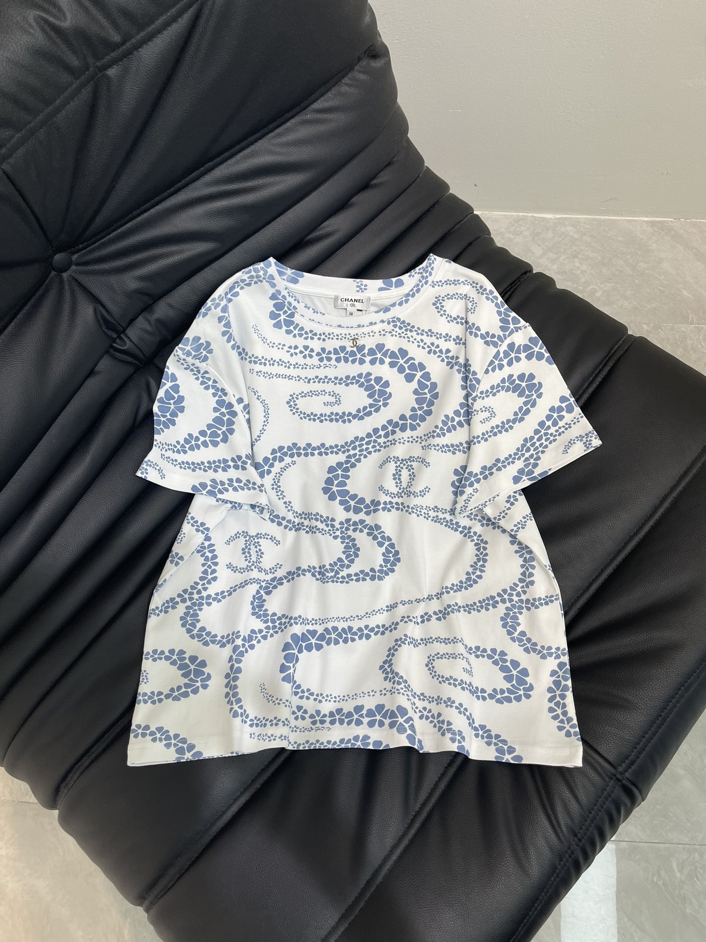 NO:423078,Chanel Xiaoxiang's new round neck printed short-sleeved T-shirt C custom mercerated cotton material, breathable and comfortable, full texture. The whole body is active and full of irregular camellia patterns. The double C logo is interspersed to highlight the brand style. The complex visual effects create a romantic and beautiful style. Meet the various needs of commuting and dating, and the outfit makes it look more age-reducing and playful. SML, chanel, T-shirt,tees, t-shirt,alexander wang19860909Chanel 小香新款圆领印花短袖T恤c定制丝光全棉材质,透气舒适,质感十足 通体活性满印不规则错落山茶花图案 穿插双C徽标,凸显品牌格调 纷繁复杂的视觉效果,打造浪漫唯美风格 满足通勤约会多种需求,穿搭更显减龄俏皮 SML,,chanel,T-shirt,tees，t-shirt,alexander wang,Women's clothing