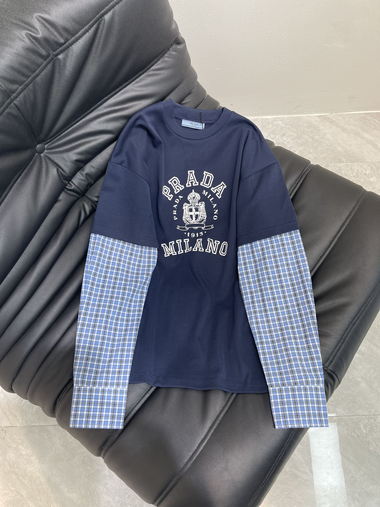 NO:423098,Prad*｜25 early autumn new plaid long-sleeved splicing fake two-piece tops, innovating, using high-quality craftsmanship, exquisite details, and beautiful, essential items from the inside to the outside~~ With the exquisite tailoring line construction style, it can easily become a matching artifact. Blue SML, prada, alexander wang19860909Prad*｜25早秋新款格纹长袖拼接假两件上衣 推陈出新 采用高品质工艺细节美到爆 由内至外的必备单品~~凭借精妙的剪裁线条构造版型 轻松成为搭配神器 蓝色 SML,,prada,alexander wang,Women's clothing