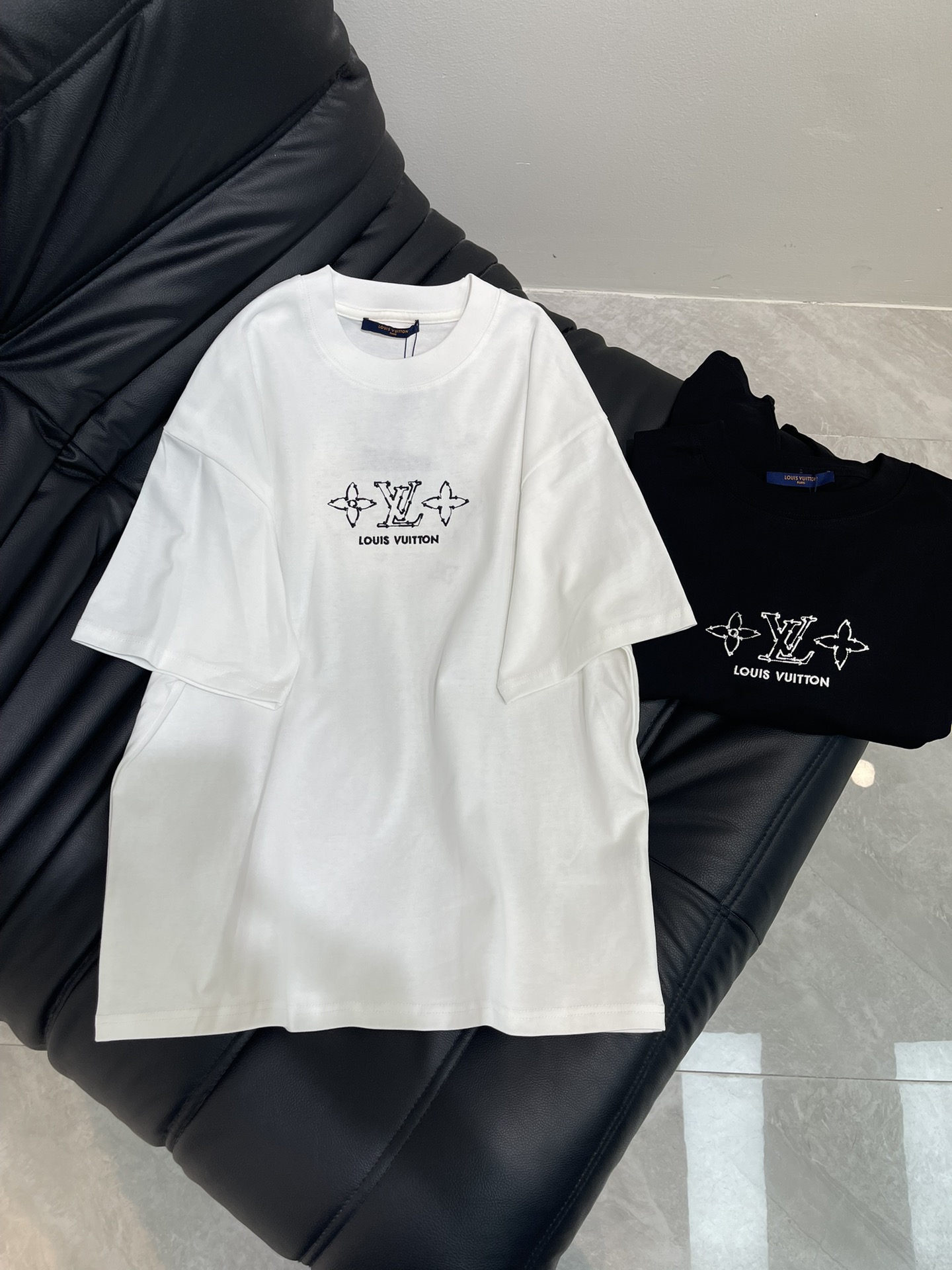 NO:424745,The new LV*25 short-sleeved T-shirt, 3D embroidery, full of three-dimensionality, the details are neatly lined, high-end and design sense, fashionable and versatile, using high-volume combed cotton, which is soft and skin-friendly to the touch, super comfortable to wear with close body, breathable and will not sweat at all. The same style for men and women!  Color black white Size S-XL, louis vuitton,T-shirt,tees,t-shirt,alexander wang19860909LV*25新款短袖T恤,3D刺绣立体感十足 绝绝子,细节 走线工整,高级感与设计感狠狠拿捏,时尚百搭款,采用高支数精梳棉,摸起来柔软亲肤,贴身穿超级舒服,透气性一绝,完全不会闷汗.男女同款！ 颜色黑色 白色 尺码S-XL,,louis vuitton,T-shirt,tees，t-shirt,alexander wang,Women's clothing