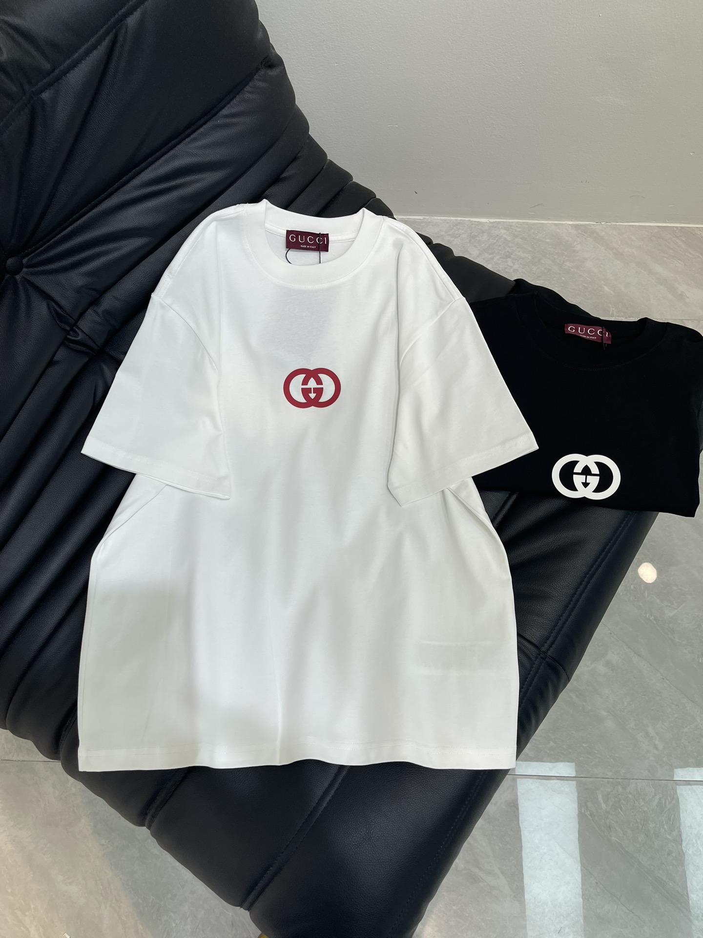 NO:424732,Gucc*25 new short-sleeved T-shirt, 3D printed three-dimensional, absolute, details, neat wiring, high-end and design sense, fashionable and versatile, using high-cost combed cotton, soft and skin-friendly to the touch, super comfortable to wear with close body, breathable and won’t sweat at all. The same style for men and women!  Color black white Size S-XL, gucci, T-shirt,tees, t-shirt,alexander wang19860909Gucc*25新款短袖T恤,3D印花立体感十足 绝绝子,细节 走线工整,高级感与设计感狠狠拿捏,时尚百搭款,采用高支数精梳棉,摸起来柔软亲肤,贴身穿超级舒服,透气性一绝,完全不会闷汗.男女同款！ 颜色黑色 白色 尺码S-XL,,gucci,T-shirt,tees，t-shirt,alexander wang,Women's clothing