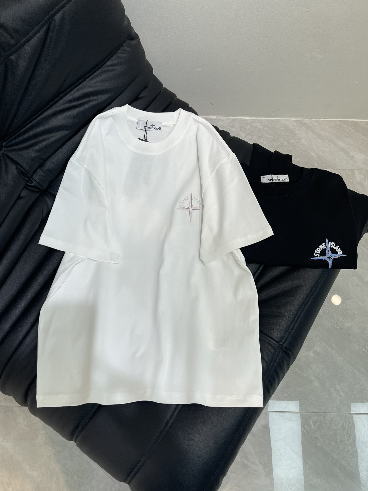 NO:424711,Stone Island *25 new short-sleeved T-shirt, 3D printed three-dimensional, absolute, details, neat wiring, high-end and design sense, fashionable and versatile, using high-cost combed cotton, soft and skin-friendly to the touch, super comfortable to wear with close body, breathable and won’t sweat at all. The same style for men and women!  Color black white Size: S-XL, T-shirt,tees, t-shirt,alexander wang19860909石头岛 *25新款短袖T恤,3D印花立体感十足 绝绝子,细节 走线工整,高级感与设计感狠狠拿捏,时尚百搭款,采用高支数精梳棉,摸起来柔软亲肤,贴身穿超级舒服,透气性一绝,完全不会闷汗.男女同款！ 颜色黑色 白色 尺码:S-XL,,T-shirt,tees，t-shirt,alexander wang,Women's clothing