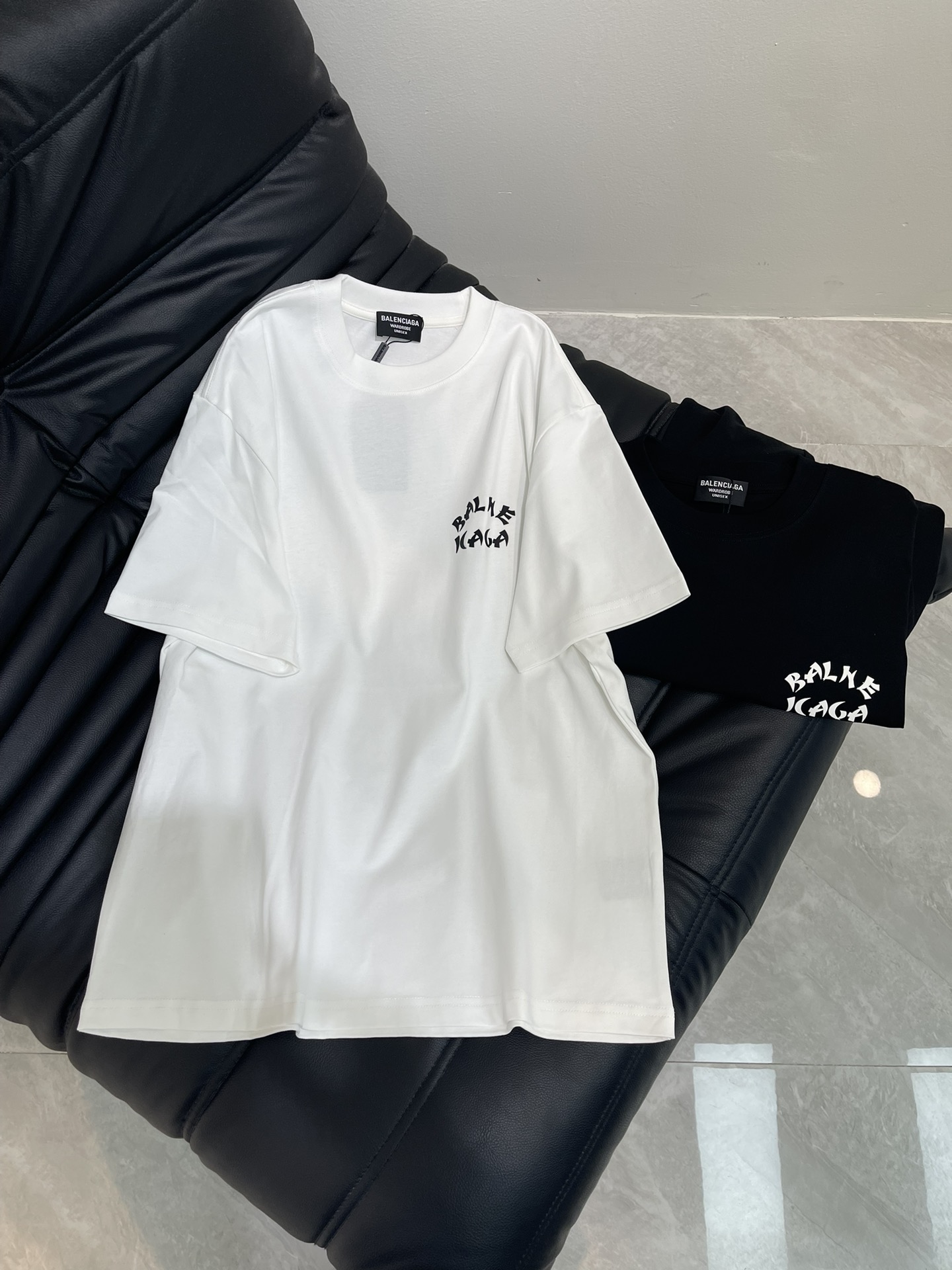 NO:424700,Blane *25 new short-sleeved T-shirt, 3D printed three-dimensional, absolute, details, neat wiring, high-end and design sense, fashionable and versatile, using high-volume combed cotton, soft and skin-friendly to the touch, super comfortable to wear with close body, breathable and won’t sweat at all. The same style for men and women!  Color black white Size: S-XL, T-shirt,tees, t-shirt,alexander wang19860909Blane *25新款短袖T恤,3D印花立体感十足 绝绝子,细节 走线工整,高级感与设计感狠狠拿捏,时尚百搭款,采用高支数精梳棉,摸起来柔软亲肤,贴身穿超级舒服,透气性一绝,完全不会闷汗.男女同款！ 颜色黑色 白色 尺码:S-XL,,T-shirt,tees，t-shirt,alexander wang,Women's clothing