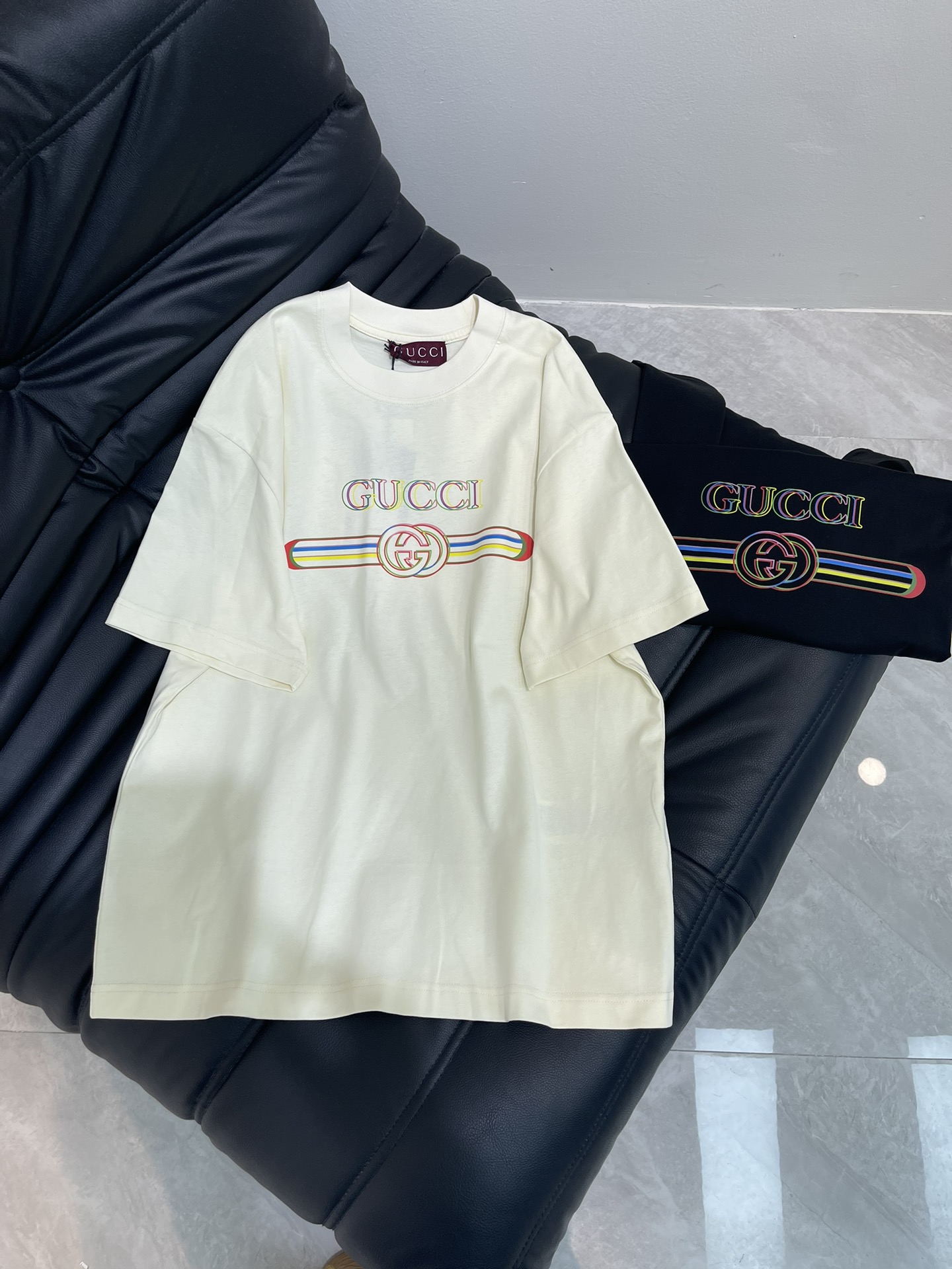 NO:424694,Gucc*25 new short-sleeved T-shirt, 3D printed three-dimensional, absolute, details, neat wiring, high-end and design sense, fashionable and versatile, using high-cost combed cotton, soft and skin-friendly to the touch, super comfortable to wear with close body, breathable and won’t sweat at all. The same style for men and women!  Color black white Size XS-XL, gucci, T-shirt,tees, t-shirt,alexander wang19860909Gucc*25新款短袖T恤,3D印花立体感十足 绝绝子,细节 走线工整,高级感与设计感狠狠拿捏,时尚百搭款,采用高支数精梳棉,摸起来柔软亲肤,贴身穿超级舒服,透气性一绝,完全不会闷汗.男女同款！ 颜色黑色 白色 尺码XS-XL,,gucci,T-shirt,tees，t-shirt,alexander wang,Women's clothing