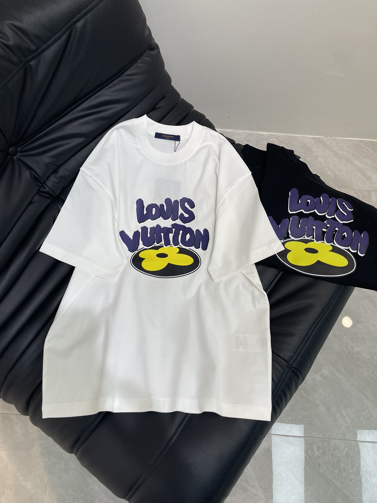 NO:424686,The new short-sleeved T-shirt with 3D printed three-dimensional sense is absolutely stunning, details are neatly routed, high-end and design sense are hard to grasp. It is fashionable and versatile. It uses high-count combed cotton, which is soft and skin-friendly to the touch. It is super comfortable to wear with close body, breathable and will not sweat at all. The same style for men and women!  Color black white Size XS-XL,,louis vuitton,T-shirt,tees,t-shirt,alexander wang19860909Lv*25新款短袖T恤,3D印花立体感十足 绝绝子,细节 走线工整,高级感与设计感狠狠拿捏,时尚百搭款,采用高支数精梳棉,摸起来柔软亲肤,贴身穿超级舒服,透气性一绝,完全不会闷汗.男女同款！ 颜色黑色 白色 尺码XS-XL,,louis vuitton,T-shirt,tees，t-shirt,alexander wang,Women's clothing