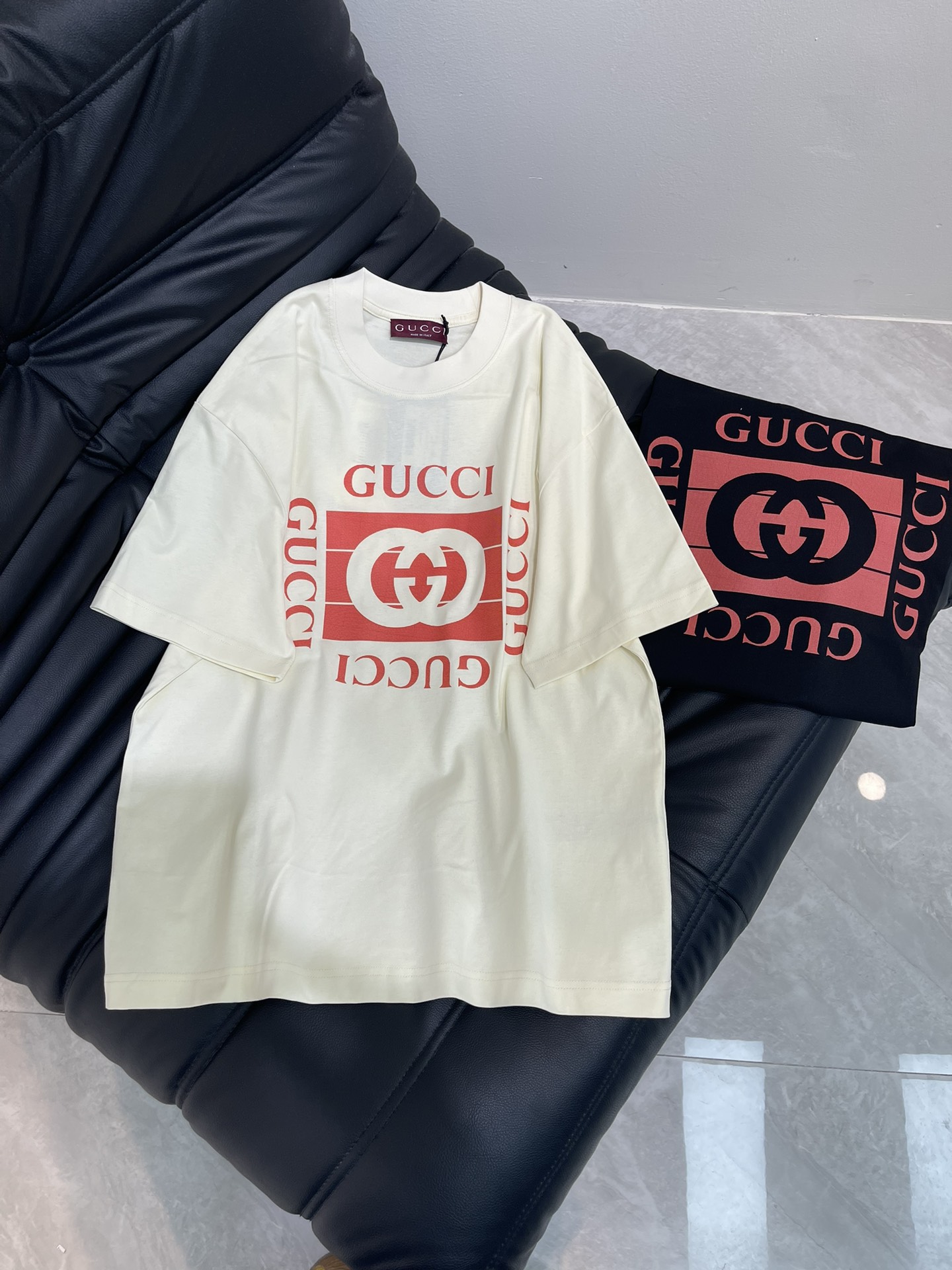 NO:424678,GUCC*25 new short-sleeved T-shirt, 3D printed three-dimensional, absolute, details, neat wiring, high-end and design sense, fashionable and versatile, using high-volume combed cotton, soft and skin-friendly to the touch, super comfortable to wear with close body, breathable and won’t sweat at all. The same style for men and women!  Color black white Size XS-XL, gucci, T-shirt,tees, t-shirt,alexander wang19860909GUCC*25新款短袖T恤,3D印花立体感十足 绝绝子,细节 走线工整,高级感与设计感狠狠拿捏,时尚百搭款,采用高支数精梳棉,摸起来柔软亲肤,贴身穿超级舒服,透气性一绝,完全不会闷汗.男女同款！ 颜色黑色 白色 尺码XS-XL,,gucci,T-shirt,tees，t-shirt,alexander wang,Women's clothing