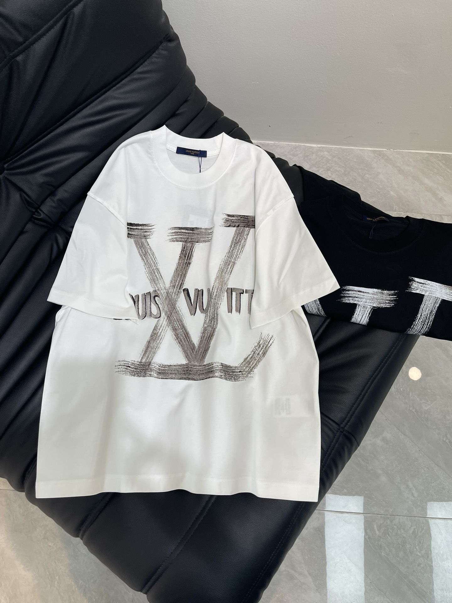 NO:424670,The new short-sleeved T-shirt with 3D printed three-dimensional sense is absolutely stunning, details are neatly routed, high-end and design sense are hard to grasp. It is fashionable and versatile. It uses high-count combed cotton, which is soft and skin-friendly to the touch. It is super comfortable to wear with close body, breathable and will not sweat at all. The same style for men and women!  Color black white Size XS-XL,,louis vuitton,T-shirt,tees,t-shirt,alexander wang19860909Lv*25新款短袖T恤,3D印花立体感十足 绝绝子,细节 走线工整,高级感与设计感狠狠拿捏,时尚百搭款,采用高支数精梳棉,摸起来柔软亲肤,贴身穿超级舒服,透气性一绝,完全不会闷汗.男女同款！ 颜色黑色 白色 尺码XS-XL,,louis vuitton,T-shirt,tees，t-shirt,alexander wang,Women's clothing