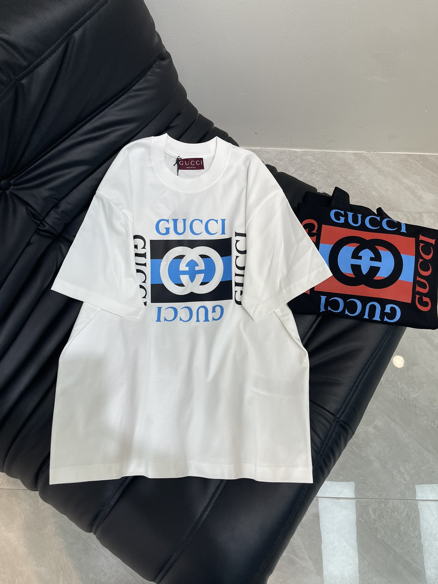 NO:424663,GUCC*25 new short-sleeved T-shirt, 3D printed three-dimensional, absolute, details, neat wiring, high-end and design sense, fashionable and versatile, using high-volume combed cotton, soft and skin-friendly to the touch, super comfortable to wear with close body, breathable and won’t sweat at all. The same style for men and women!  Color black white Size XS-XL, gucci, T-shirt,tees, t-shirt,alexander wang19860909GUCC*25新款短袖T恤,3D印花立体感十足 绝绝子,细节 走线工整,高级感与设计感狠狠拿捏,时尚百搭款,采用高支数精梳棉,摸起来柔软亲肤,贴身穿超级舒服,透气性一绝,完全不会闷汗.男女同款！ 颜色黑色 白色 尺码XS-XL,,gucci,T-shirt,tees，t-shirt,alexander wang,Women's clothing