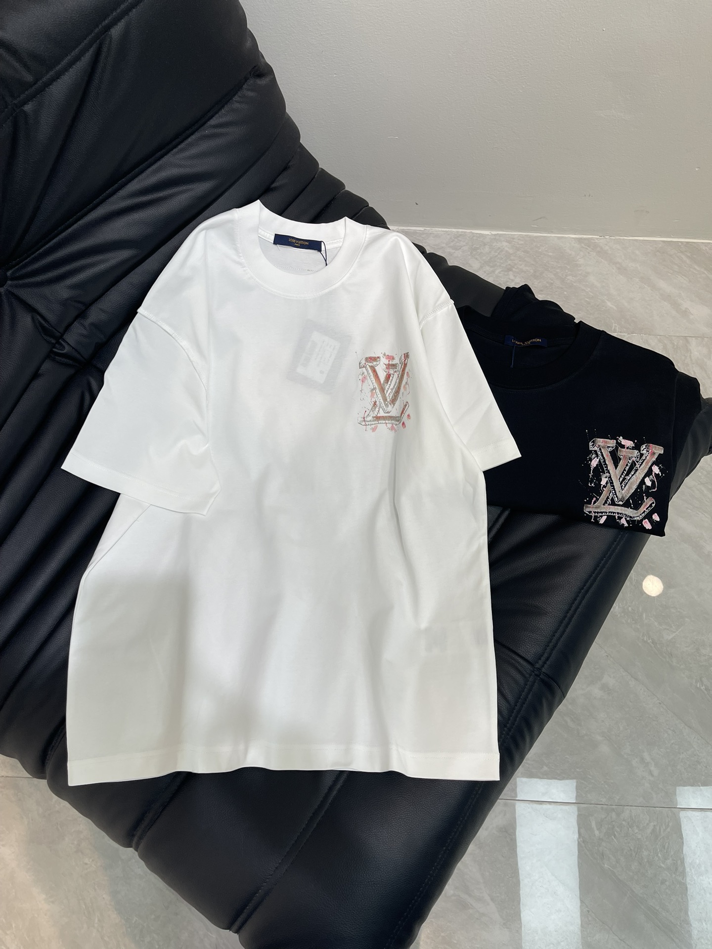 NO:424742,The new short-sleeved T-shirt with 3D printed three-dimensional sense is absolutely stunning, details are neatly routed, high-end and design sense are hard to grasp. It is fashionable and versatile. It uses high-count combed cotton, which is soft and skin-friendly to the touch. It is super comfortable to wear with close body, breathable and will not sweat at all. The same style for men and women!  Color black white Size XS-XL,,louis vuitton,T-shirt,tees,t-shirt,alexander wang19860909Lv*25新款短袖T恤,3D印花立体感十足 绝绝子,细节 走线工整,高级感与设计感狠狠拿捏,时尚百搭款,采用高支数精梳棉,摸起来柔软亲肤,贴身穿超级舒服,透气性一绝,完全不会闷汗.男女同款！ 颜色黑色 白色 尺码XS-XL,,louis vuitton,T-shirt,tees，t-shirt,alexander wang,Women's clothing