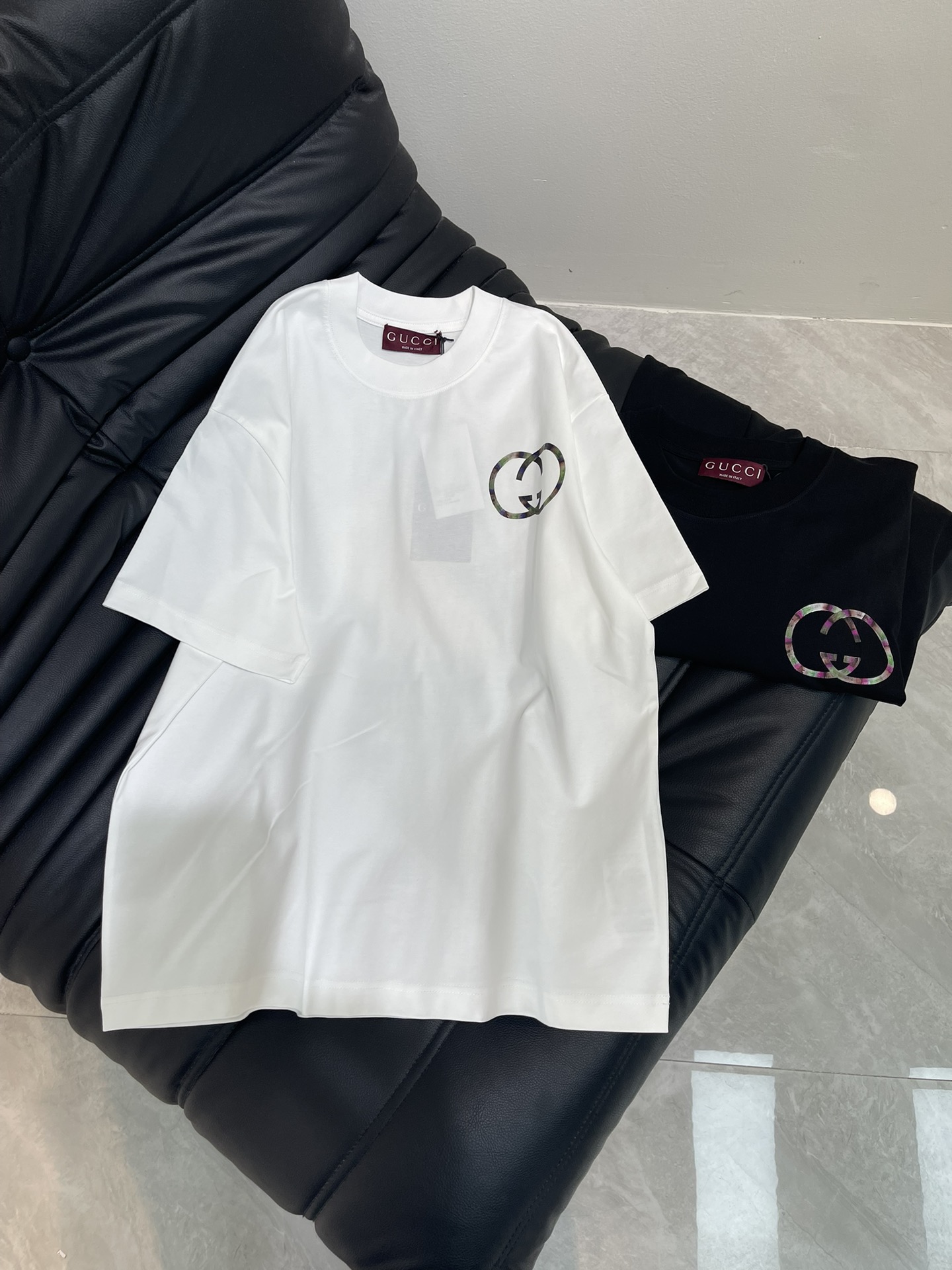 NO:424731,GUCC*25 new short-sleeved T-shirt, 3D printed three-dimensional, absolute, details, neat wiring, high-end and design sense, fashionable and versatile, using high-volume combed cotton, soft and skin-friendly to the touch, super comfortable to wear with close body, breathable and won’t sweat at all. The same style for men and women!  Color black white Size XS-XL, gucci, T-shirt,tees, t-shirt,alexander wang19860909GUCC*25新款短袖T恤,3D印花立体感十足 绝绝子,细节 走线工整,高级感与设计感狠狠拿捏,时尚百搭款,采用高支数精梳棉,摸起来柔软亲肤,贴身穿超级舒服,透气性一绝,完全不会闷汗.男女同款！ 颜色黑色 白色 尺码XS-XL,,gucci,T-shirt,tees，t-shirt,alexander wang,Women's clothing