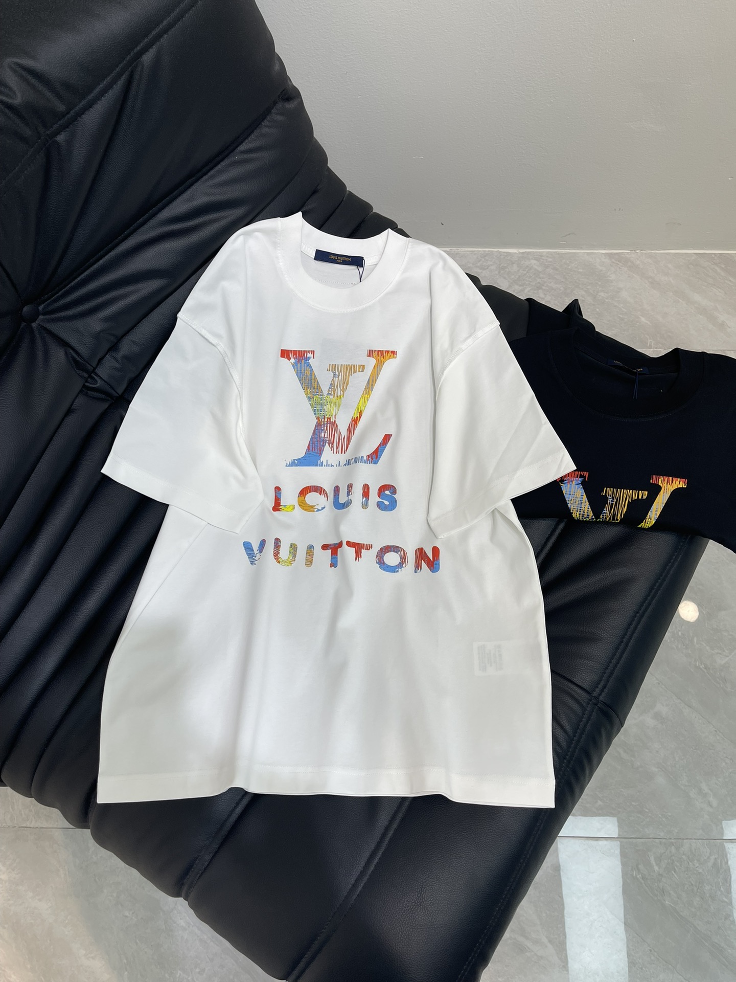 NO:424720,The new short-sleeved T-shirt with 3D printed three-dimensional sense is absolutely stunning, details are neatly routed, high-end and design sense are hard to grasp. It is fashionable and versatile. It uses high-count combed cotton, which is soft and skin-friendly to the touch. It is super comfortable to wear with close body, breathable and will not sweat at all. The same style for men and women!  Color black white Size XS-XL,,louis vuitton,T-shirt,tees,t-shirt,alexander wang19860909Lv*25新款短袖T恤,3D印花立体感十足 绝绝子,细节 走线工整,高级感与设计感狠狠拿捏,时尚百搭款,采用高支数精梳棉,摸起来柔软亲肤,贴身穿超级舒服,透气性一绝,完全不会闷汗.男女同款！ 颜色黑色 白色 尺码XS-XL,,louis vuitton,T-shirt,tees，t-shirt,alexander wang,Women's clothing