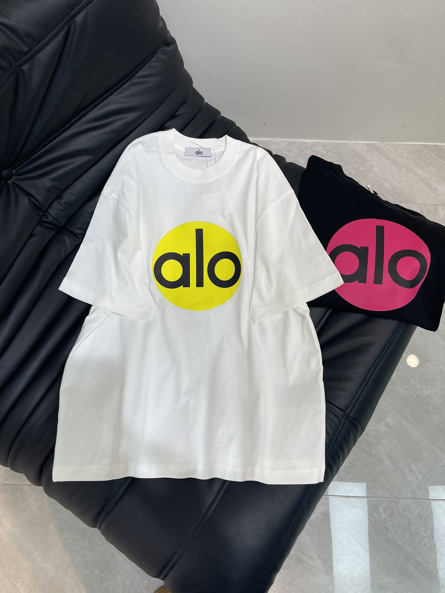 NO:424709,ALO*25 new short-sleeved T-shirt, 3D printed three-dimensional, absolute, details, neat wiring, high-end and design sense, fashionable and versatile, using high-volume combed cotton, soft and skin-friendly to the touch, super comfortable to wear with close body, breathable and won’t sweat at all. The same style for men and women!  Color black white Size XS-XL, T-shirt,tees, t-shirt,alexander wang19860909ALO*25新款短袖T恤,3D印花立体感十足 绝绝子,细节 走线工整,高级感与设计感狠狠拿捏,时尚百搭款,采用高支数精梳棉,摸起来柔软亲肤,贴身穿超级舒服,透气性一绝,完全不会闷汗.男女同款！ 颜色黑色 白色 尺码XS-XL,,T-shirt,tees，t-shirt,alexander wang,Women's clothing