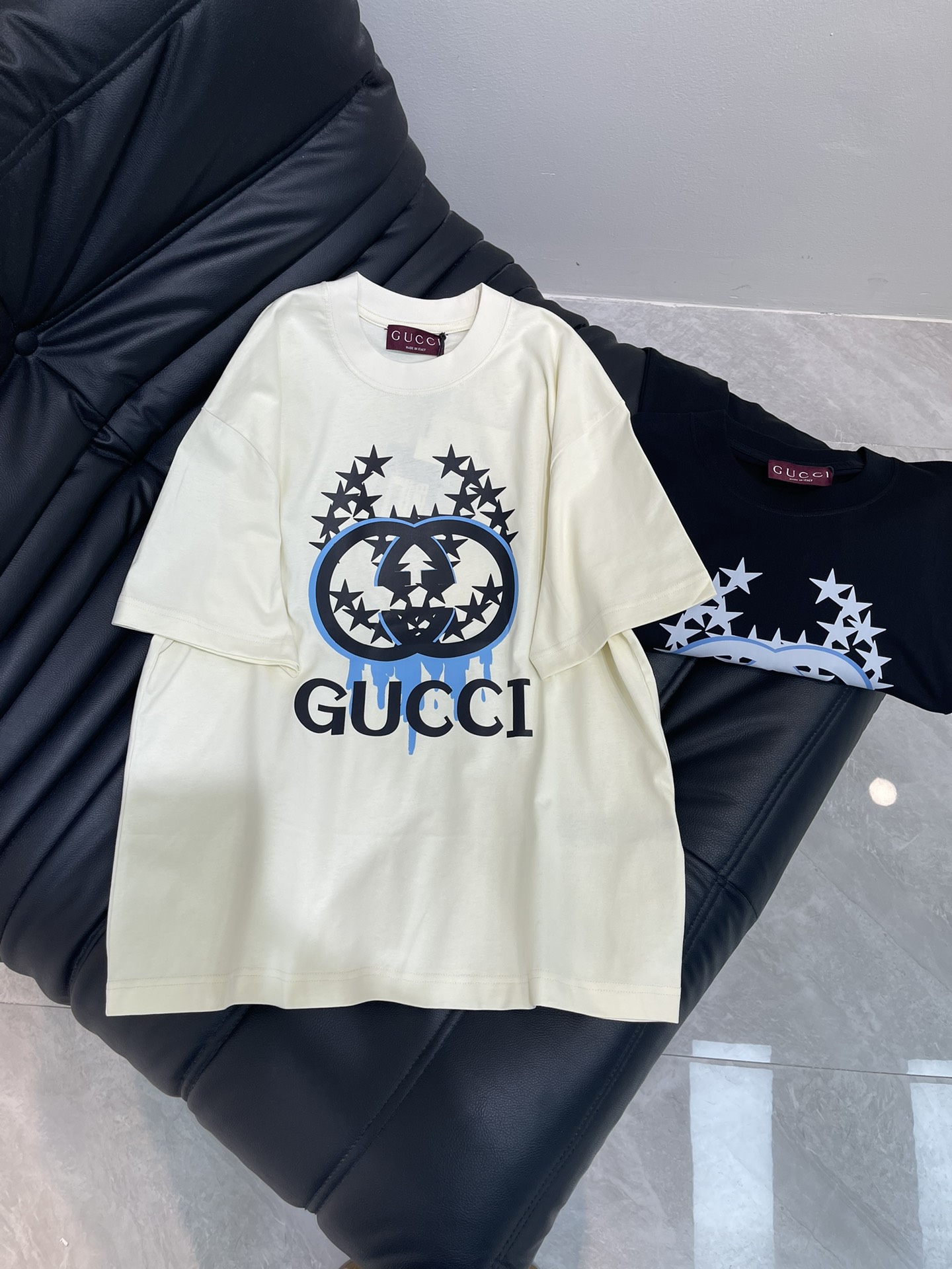 NO:424698,GUCC*25 new short-sleeved T-shirt, 3D printed three-dimensional, absolute, details, neat wiring, high-end and design sense, fashionable and versatile, using high-volume combed cotton, soft and skin-friendly to the touch, super comfortable to wear with close body, breathable and won’t sweat at all. The same style for men and women!  Color black white Size XS-XL, gucci, T-shirt,tees, t-shirt,alexander wang19860909GUCC*25新款短袖T恤,3D印花立体感十足 绝绝子,细节 走线工整,高级感与设计感狠狠拿捏,时尚百搭款,采用高支数精梳棉,摸起来柔软亲肤,贴身穿超级舒服,透气性一绝,完全不会闷汗.男女同款！ 颜色黑色 白色 尺码XS-XL,,gucci,T-shirt,tees，t-shirt,alexander wang,Women's clothing