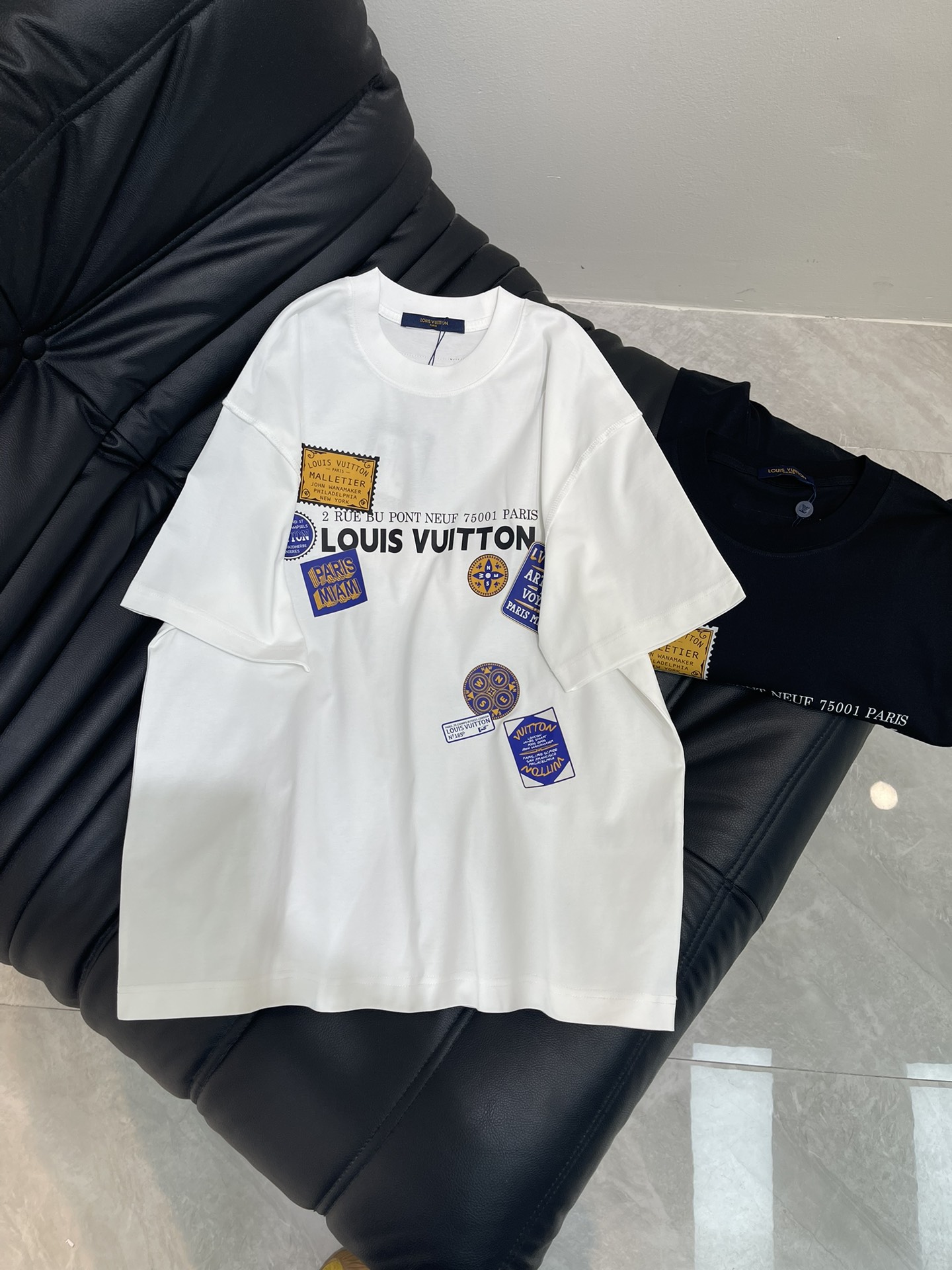 NO:424693,The new short-sleeved T-shirt with 3D printed three-dimensional sense is absolutely stunning, details are neatly routed, high-end and design sense are hard to grasp. It is fashionable and versatile. It uses high-count combed cotton, which is soft and skin-friendly to the touch. It is super comfortable to wear with close body, breathable and will not sweat at all. The same style for men and women!  Color black white Size XS-XL,,louis vuitton,T-shirt,tees,t-shirt,alexander wang19860909Lv*25新款短袖T恤,3D印花立体感十足 绝绝子,细节 走线工整,高级感与设计感狠狠拿捏,时尚百搭款,采用高支数精梳棉,摸起来柔软亲肤,贴身穿超级舒服,透气性一绝,完全不会闷汗.男女同款！ 颜色黑色 白色 尺码XS-XL,,louis vuitton,T-shirt,tees，t-shirt,alexander wang,Women's clothing