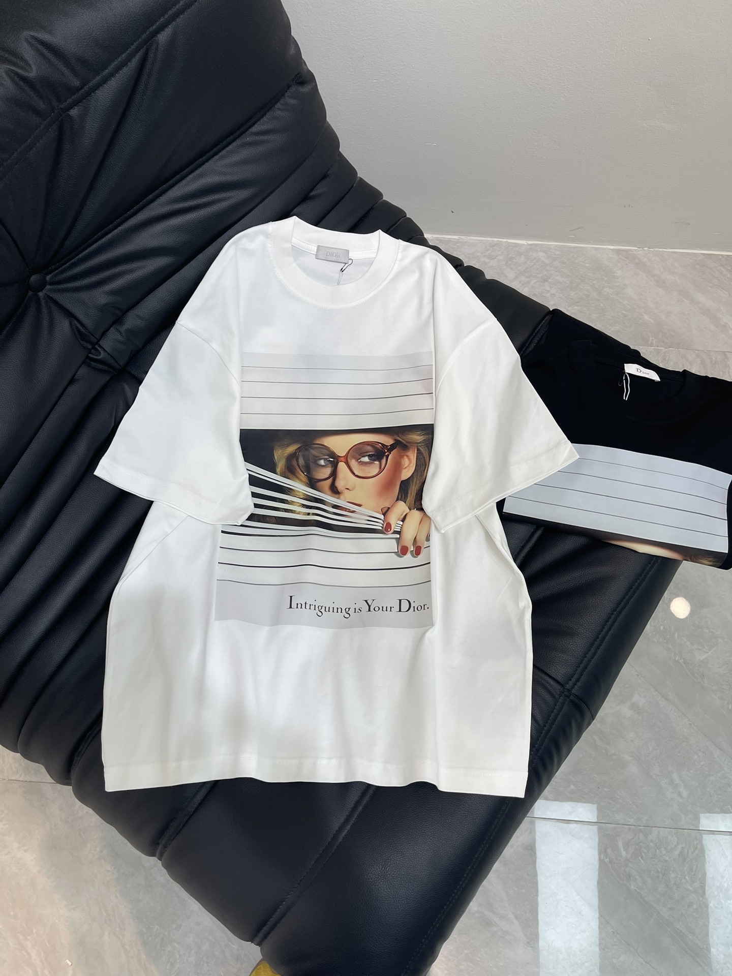 NO:424685,Dior *25 new short-sleeved T-shirt, 3D printed three-dimensional, absolute, details, neat wiring, high-end and design sense, fashionable and versatile, using high-volume combed cotton, soft and skin-friendly to the touch, super comfortable to wear with close body, breathable and won’t sweat at all. The same style for men and women!  Color black white Size XS-XL,,dior,T-shirt,tees,t-shirt,alexander wang19860909Dior *25新款短袖T恤,3D印花立体感十足 绝绝子,细节 走线工整,高级感与设计感狠狠拿捏,时尚百搭款,采用高支数精梳棉,摸起来柔软亲肤,贴身穿超级舒服,透气性一绝,完全不会闷汗.男女同款！ 颜色黑色 白色 尺码XS-XL,,dior,T-shirt,tees，t-shirt,alexander wang,Women's clothing