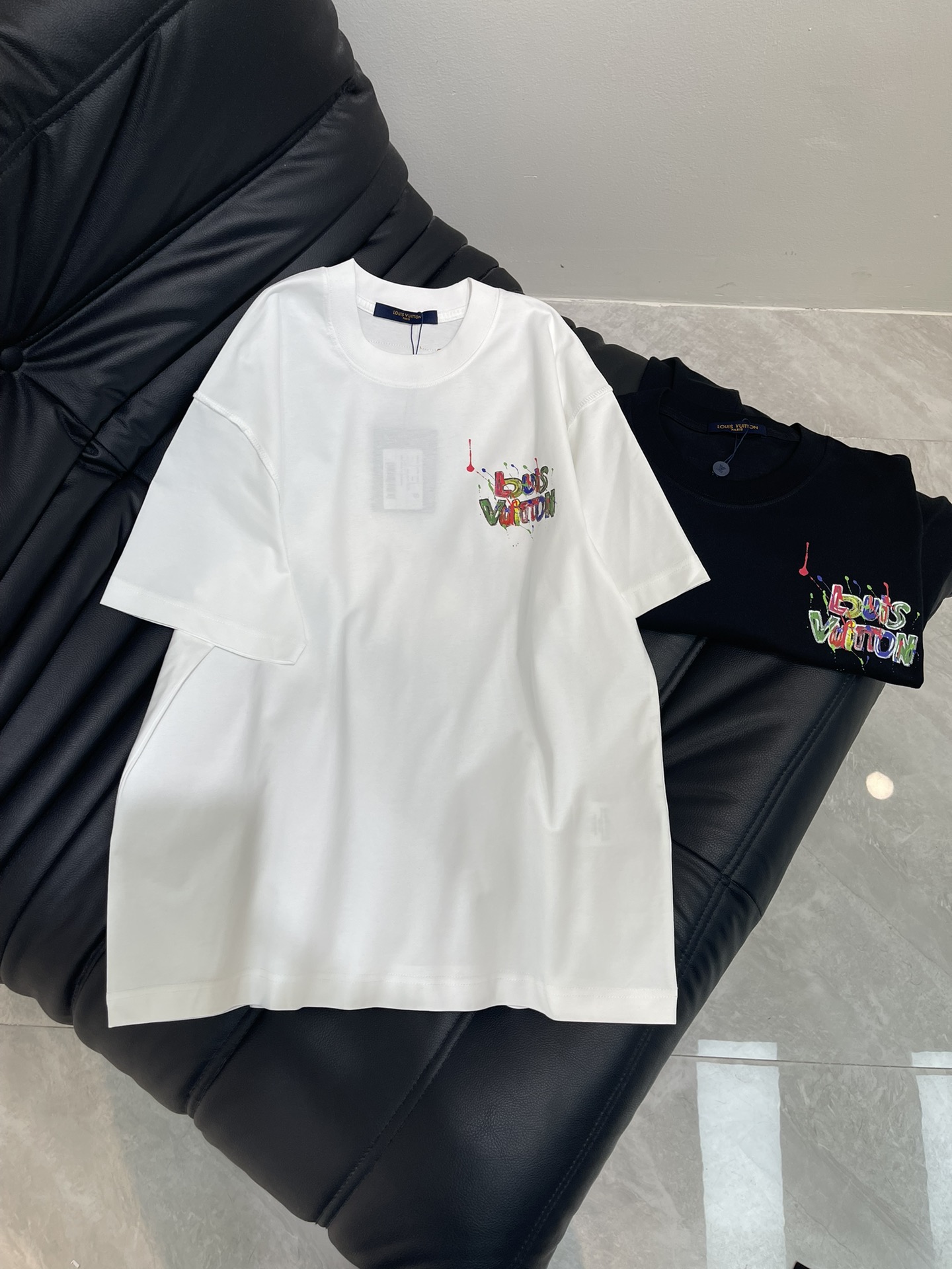 NO:424677,The new short-sleeved T-shirt with 3D printed three-dimensional sense is absolutely stunning, details are neatly routed, high-end and design sense are hard to grasp. It is fashionable and versatile. It uses high-count combed cotton, which is soft and skin-friendly to the touch. It is super comfortable to wear with close body, breathable and will not sweat at all. The same style for men and women!  Color black white Size XS-XL,,louis vuitton,T-shirt,tees,t-shirt,alexander wang19860909Lv*25新款短袖T恤,3D印花立体感十足 绝绝子,细节 走线工整,高级感与设计感狠狠拿捏,时尚百搭款,采用高支数精梳棉,摸起来柔软亲肤,贴身穿超级舒服,透气性一绝,完全不会闷汗.男女同款！ 颜色黑色 白色 尺码XS-XL,,louis vuitton,T-shirt,tees，t-shirt,alexander wang,Women's clothing