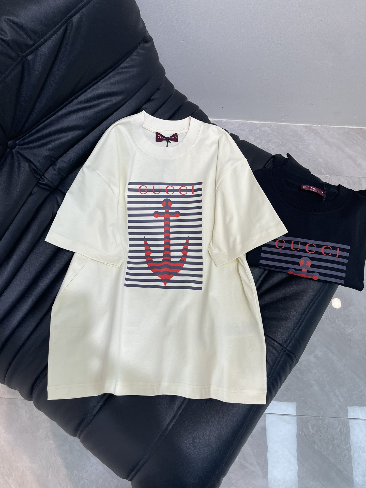 NO:424669,GUCC*25 new short-sleeved T-shirt, 3D printed three-dimensional, absolute, details, neat wiring, high-end and design sense, fashionable and versatile, using high-volume combed cotton, soft and skin-friendly to the touch, super comfortable to wear with close body, breathable and won’t sweat at all. The same style for men and women!  Color black white Size XS-XL, gucci, T-shirt,tees, t-shirt,alexander wang19860909GUCC*25新款短袖T恤,3D印花立体感十足 绝绝子,细节 走线工整,高级感与设计感狠狠拿捏,时尚百搭款,采用高支数精梳棉,摸起来柔软亲肤,贴身穿超级舒服,透气性一绝,完全不会闷汗.男女同款！ 颜色黑色 白色 尺码XS-XL,,gucci,T-shirt,tees，t-shirt,alexander wang,Women's clothing