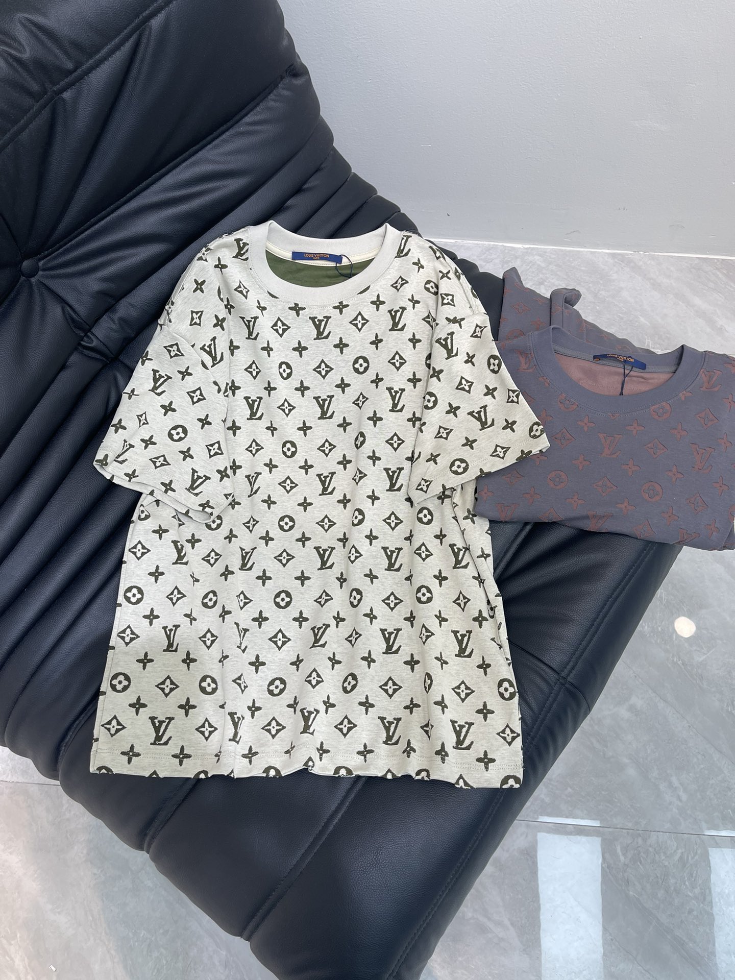 NO:424662,The latest and most top version of LV 25 black and white two-color full-frame gradient old-fashioned style diamond top texture short sleeves, letters slightly worn short sleeves, top pure cotton quality original single short sleeves, top production process imported fabric, model uses imported high-end customized fabrics, imported silk thread feels first-class!  Black and white S-XL, louis vuitton, T-shirt, alexander wang19860909LV 25最新最顶级版本黑白双色满幅渐变老花款钻顶级质感短袖,字母微磨破短袖,顶级纯棉品质原单短袖,顶级制作工艺进口面料,款采用进口高端订制面料,进口丝线手感一流！黑白 S-XL,,louis vuitton,T-shirt,alexander wang,Women's clothing