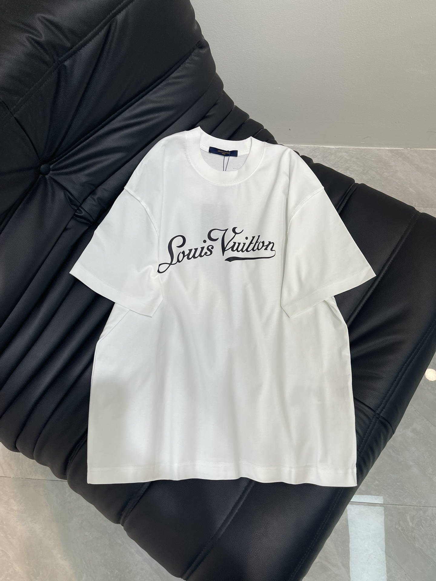 NO:424656,The new short-sleeved T-shirt with 3D printed three-dimensional sense is absolutely stunning, details are neatly routed, high-end and design sense are hard to grasp. It is fashionable and versatile. It uses high-count combed cotton, which is soft and skin-friendly to the touch. It is super comfortable to wear with close body, breathable and will not sweat at all. The same style for men and women!  Color black white Size XS-XL,,louis vuitton,T-shirt,tees,t-shirt,alexander wang19860909Lv*25新款短袖T恤,3D印花立体感十足 绝绝子,细节 走线工整,高级感与设计感狠狠拿捏,时尚百搭款,采用高支数精梳棉,摸起来柔软亲肤,贴身穿超级舒服,透气性一绝,完全不会闷汗.男女同款！ 颜色黑色 白色 尺码XS-XL,,louis vuitton,T-shirt,tees，t-shirt,alexander wang,Women's clothing