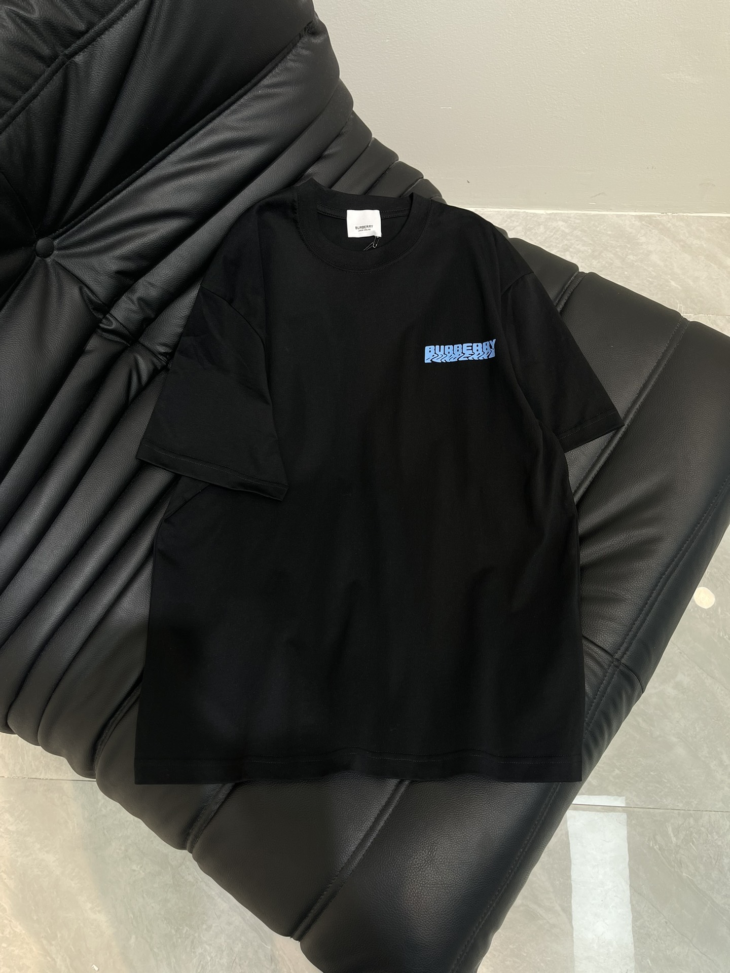 NO:424650,Burburr*25 new short-sleeved T-shirt, 3D printed three-dimensional, absolute, details, neat wiring, high-end and design sense, fashionable and versatile, using high-volume combed cotton, soft and skin-friendly to the touch, super comfortable to wear with close body, breathable and won’t sweat at all. The same style for men and women!  Color black Size XS-XL, burberry, T-shirt,tees, t-shirt,alexander wang19860909Burburr*25新款短袖T恤,3D印花立体感十足 绝绝子,细节 走线工整,高级感与设计感狠狠拿捏,时尚百搭款,采用高支数精梳棉,摸起来柔软亲肤,贴身穿超级舒服,透气性一绝,完全不会闷汗.男女同款！ 颜色黑色 尺码XS-XL,,burberry,T-shirt,tees，t-shirt,alexander wang,Women's clothing