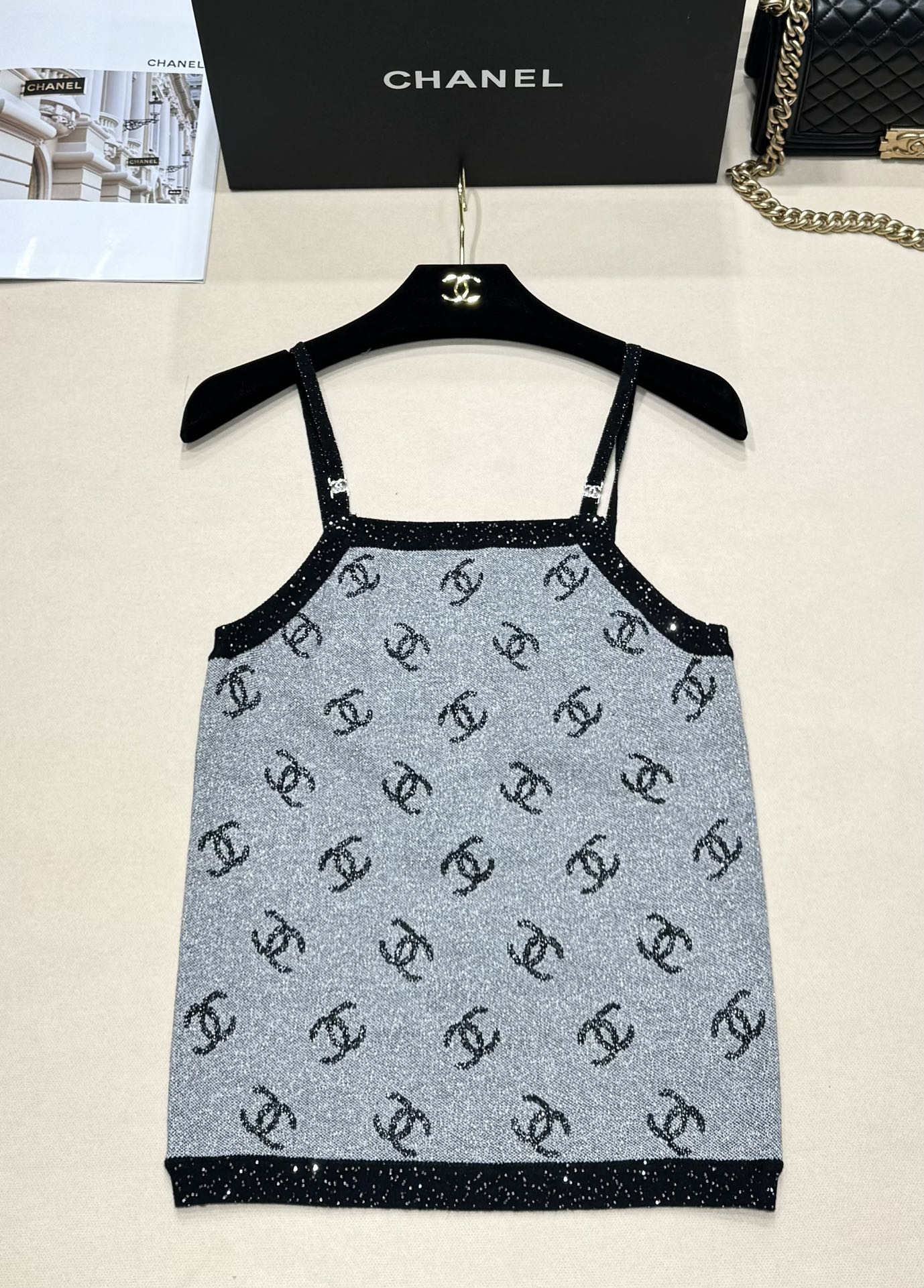 NO:442377,Chanel 25 medieval series, double C jacquard knitted suspender vest, classic double C jacquard craftsmanship, three-dimensional and clear patterns, classic black and gray color matching, shiny embellishment with contrasting edges, high-quality metal buttons, essential white and rich beauty, SML, chanel, alexander wang19860909Chanel 25中古系列款 双C提花针织吊带背心 经典双C提花工艺精湛 图案立体清晰 黑灰配色经典又高级 撞色边缘的闪亮点缀 金属纽扣质感上乘 白富美必备 SML,,chanel,alexander wang,Women's clothing