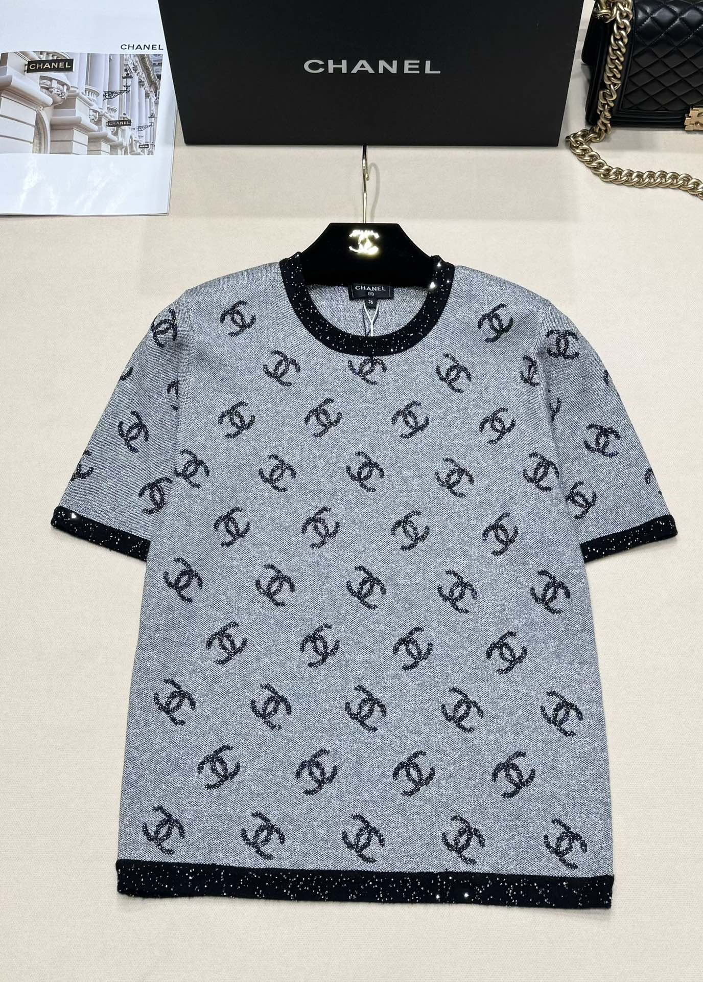 NO:442363,Chanel 25 medieval series, double C jacquard round neck knitted short sleeves, classic double C jacquard craftsmanship, three-dimensional and clear patterns, classic black and gray color matching, shiny embellishment with contrasting edges, high-quality metal buttons, essential white and rich beauty SML, chanel, T-shirt, alexander wang19860909Chanel 25中古系列款 双C提花圆领针织短袖 经典双C提花工艺精湛 图案立体清晰 黑灰配色经典又高级 撞色边缘的闪亮点缀 金属纽扣质感上乘 白富美必备 SML,,chanel,T-shirt,alexander wang,Women's clothing