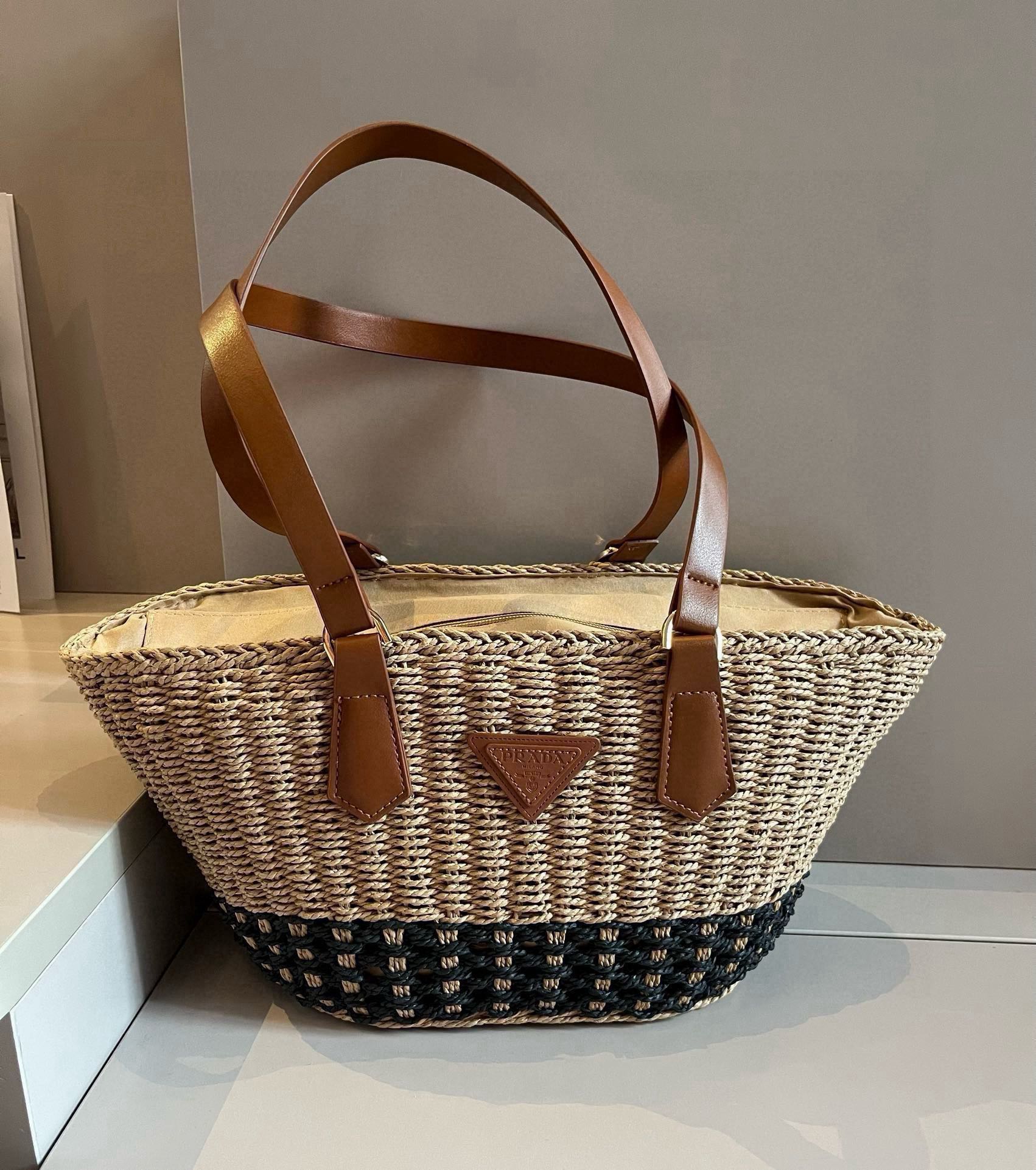 NO:345173,PRADA Prada vegetable basket straw woven bag, casual and lazy, must-have for summer clothes and travel, specifications 45*32*28 hat Straw hat Fisherman hat Baseball hat, hat, prada, prada, espadrilles, espadrilles, hatsPRADA普拉达菜篮子草编包,休闲慵懒,夏季搭衣出游必备,规格45*32*28帽子草帽渔夫帽棒球帽,帽子,prada,prada,espadrilles,espadrilles,hats,hat