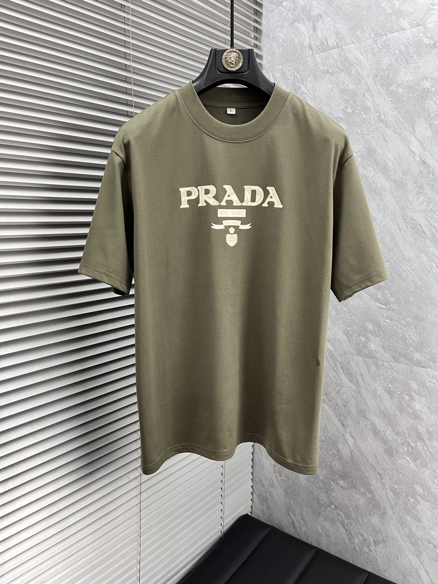 NO:509161,Pula'''s high-quality pure cotton short-sleeved T-shirt in spring and summer, top-quality original orders, current latest craftsmanship requirements, top-level orders require car line workmanship, super easy to match, top-level customization, matching details of the whole piece, quality and tailoring design are all first-class, custom imported cotton fabrics!  Full of style, light and versatile color matching. M-4XL, placing an order to report height and weight, prada, T-shirt, tees, t-shirt, alexander wang19860909普拉‘’ ss春夏高品质纯棉短袖T恤,顶级原单品质,当下最新工艺要求,顶级订单要求车线做工,超级好搭配,顶级定制,搭配整件细节 ,品质及剪裁设计都堪称一流,定制进口纯棉面料！型格十足,配色轻熟百搭.M-4XL,下单报身高体重,,prada,T-shirt,tees，t-shirt,alexander wang,Men's clothing