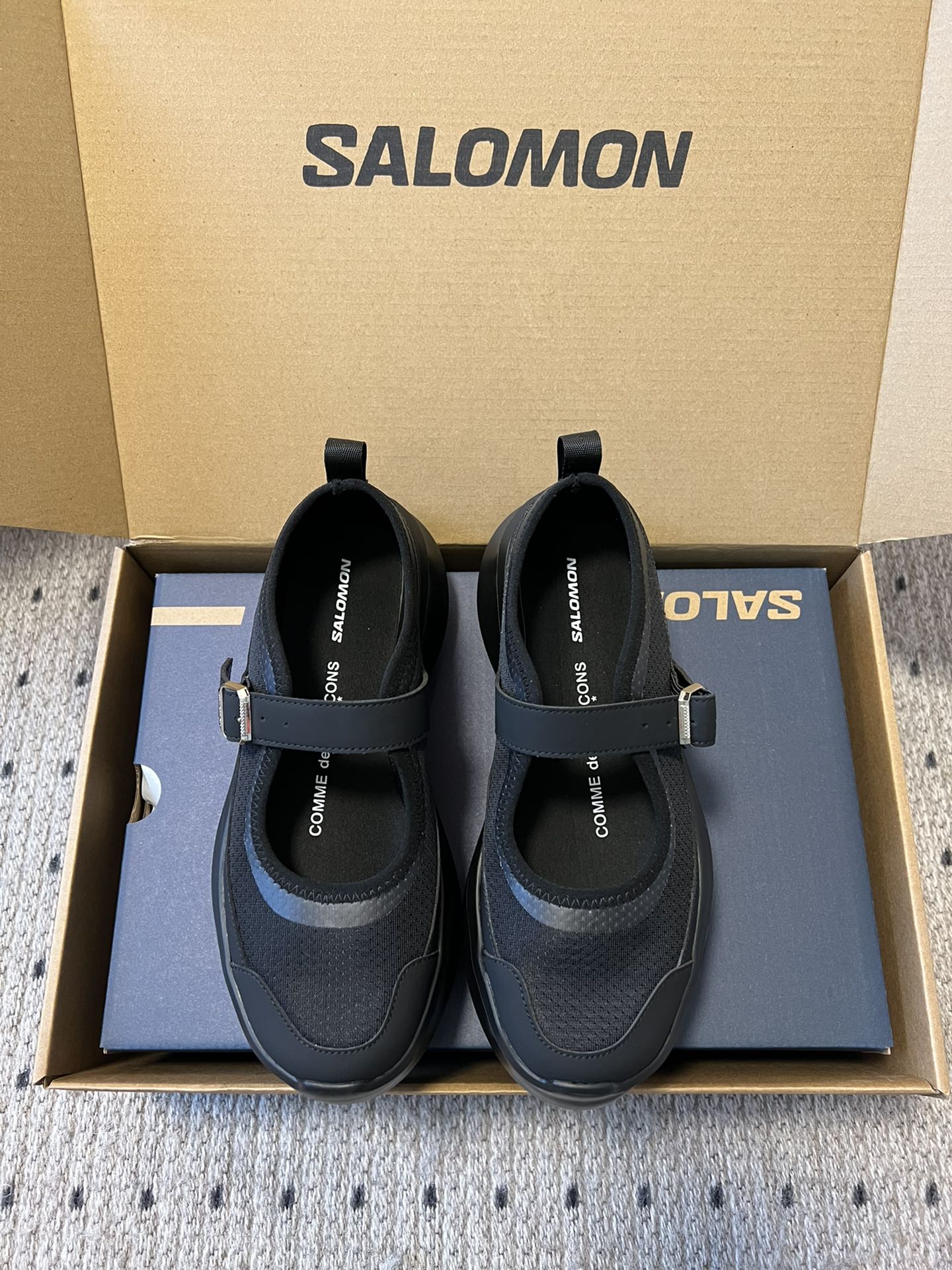 NO:392226,Purchase grade CDG x Salomon Co-branded XT-6 series Thick sole Mary Jane Casual Sports Shoes Original purchase and development Making goods Continue the brand design genes, integrating simple design and practical technology The joint shoes are still in a simple black and white color scheme, and the brand words on the shoes also reflect a minimalist design style. With the Contagrip rubber thick sole design, the reinterpreted upper part replaces the previous drawstring shoelaces with Pulsar Advanced sole cover outline, and is decorated with details such as mesh, tear-resistant upper, waterproof rubber strips and nylon pull rings Fabric: Original custom imported technology fabric Inner: Original imported breathable mesh Outsole: Original mold-opening ultra-light foaming material Sole thickness: 6.5CM Size#34-40 (34  40 customized non-return), casual shoes/sports, mary jane, sneakers19860909代购级 CDG x Salomon 萨洛蒙 联名款XT-6 系列 厚底 玛丽珍 休闲 运动鞋 原版购入开发 做货 延续品牌设计基因,融合简约的设计和实用的技术性 联名鞋款依旧是黑白简约配色,鞋身上的品牌字样也体现出极简主义的设计风格 搭配Contagrip 橡胶厚底鞋底设计,重新演绎的鞋面部分则以Pulsar Advanced袜套式轮廓替换了之前抽绳鞋带 并饰有网眼、抗撕裂材质鞋面、防水胶条以及尼龙拉环等细节 面料: 原版定制进口科技面料 内里: 原版进口透气网里 大底: 原版开模超轻发泡材质 底厚: 6.5CM Size#34-40（34 40订做不退换）,休闲鞋/运动鞋,mary jane,sneakers,Women's Shoes