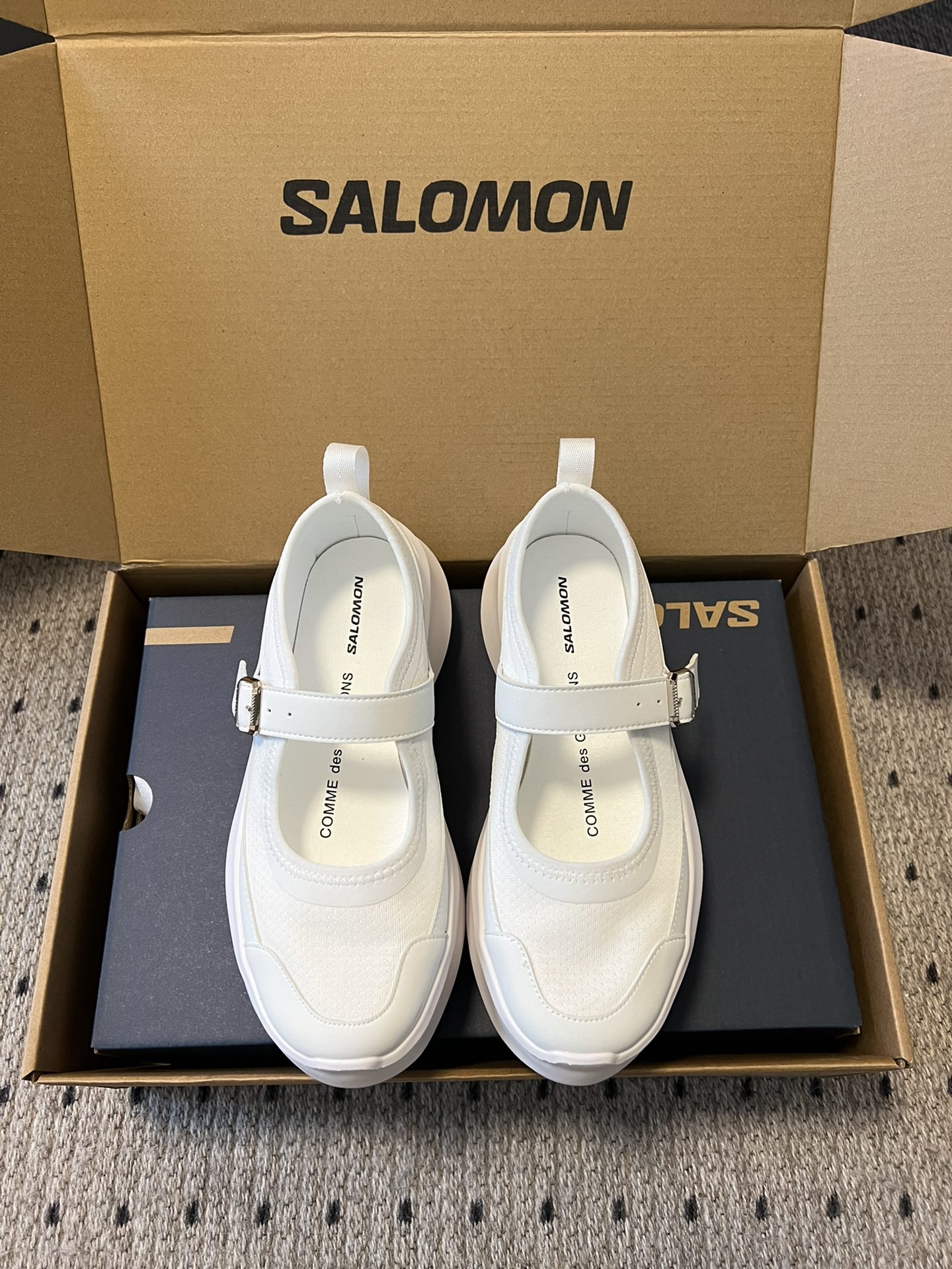 NO:392232,Purchase grade CDG x Salomon Co-branded XT-6 series Thick sole Mary Jane Casual Sports Shoes Original purchase and development Making goods Continue the brand design genes, integrating simple design and practical technology The joint shoes are still in a simple black and white color scheme, and the brand words on the shoes also reflect a minimalist design style. With the Contagrip rubber thick sole design, the reinterpreted upper part replaces the previous drawstring shoelaces with Pulsar Advanced sole cover outline, and is decorated with details such as mesh, tear-resistant upper, waterproof rubber strips and nylon pull rings Fabric: Original custom imported technology fabric Inner: Original imported breathable mesh Outsole: Original mold-opening ultra-light foaming material Sole thickness: 6.5CM Size#34-40 (34  40 customized non-return), casual shoes/sports, mary jane, sneakers19860909代购级 CDG x Salomon 萨洛蒙 联名款XT-6 系列 厚底 玛丽珍 休闲 运动鞋 原版购入开发 做货 延续品牌设计基因,融合简约的设计和实用的技术性 联名鞋款依旧是黑白简约配色,鞋身上的品牌字样也体现出极简主义的设计风格 搭配Contagrip 橡胶厚底鞋底设计,重新演绎的鞋面部分则以Pulsar Advanced袜套式轮廓替换了之前抽绳鞋带 并饰有网眼、抗撕裂材质鞋面、防水胶条以及尼龙拉环等细节 面料: 原版定制进口科技面料 内里: 原版进口透气网里 大底: 原版开模超轻发泡材质 底厚: 6.5CM Size#34-40（34 40订做不退换）,休闲鞋/运动鞋,mary jane,sneakers,Women's Shoes