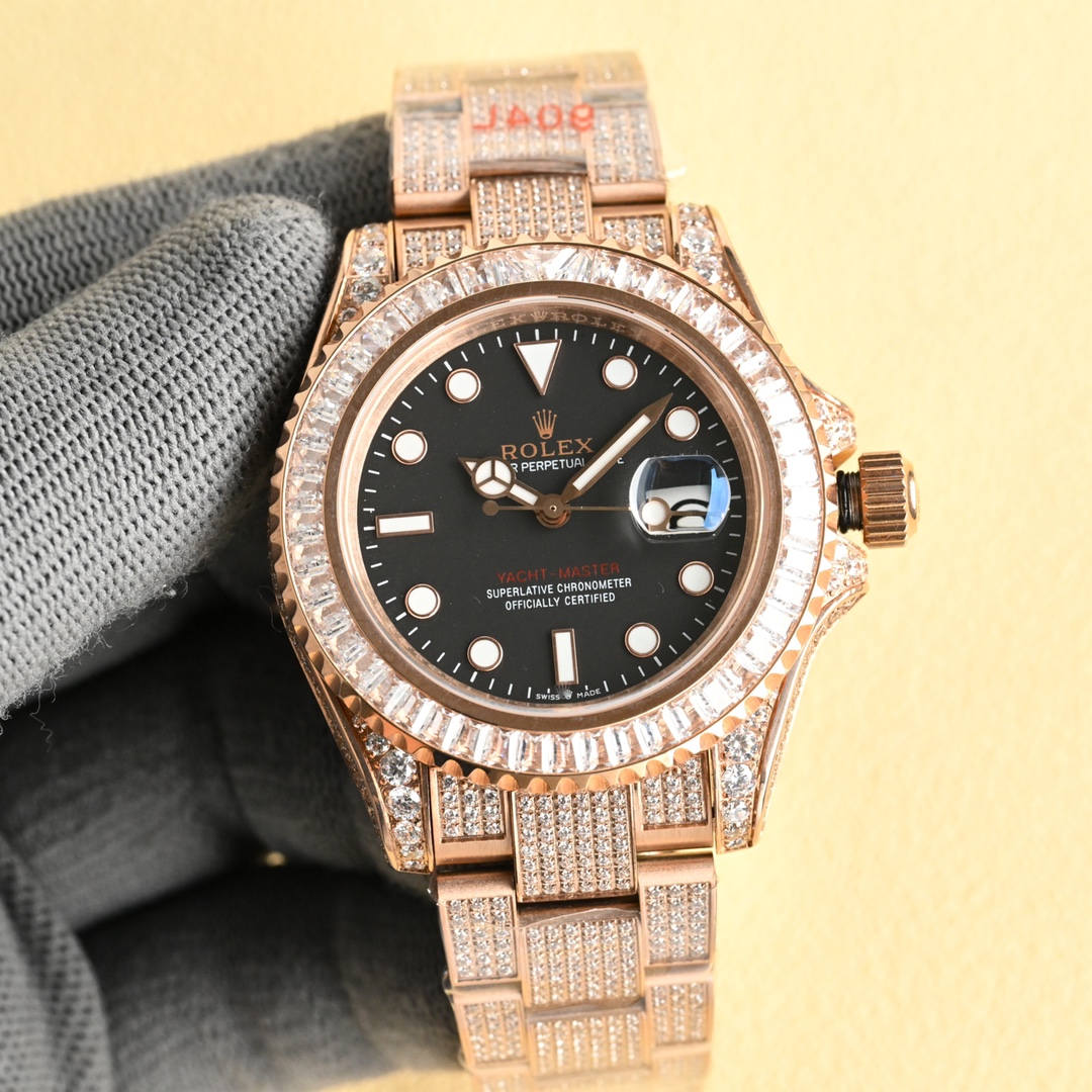 NO:337357,White gold diamond face rich version full diamond Ditonna ROLEX Rolex diamond series, took 10 months to modify the men's model full diamonds, equipped with fully automatic mechanical movement, stainless steel diamond case, solid heavy steel belt selected imported glitter diamond, super luminous. Brand Rolex Rolex series yacht series watch movement, pearl movement, strap fine diamond steel bracelet, size 40mm material 316 stainless steel + sapphire glass,,rolex19860909白 金 钻面 土豪版满钻迪通拿 ROLEX劳力士满钻系列,耗时10个月改装满钻石男士款 搭载全自动机械机芯,精钢镶钻表壳 实心厚重钢带精选进口光彩闪耀钻 超强夜光 . 品牌Rolex 劳力士 系列游艇系列腕表 机芯正明珠机芯 表带精钻精钢表链 尺寸40mm 材料316精钢+蓝宝石玻璃,,rolex,Watch